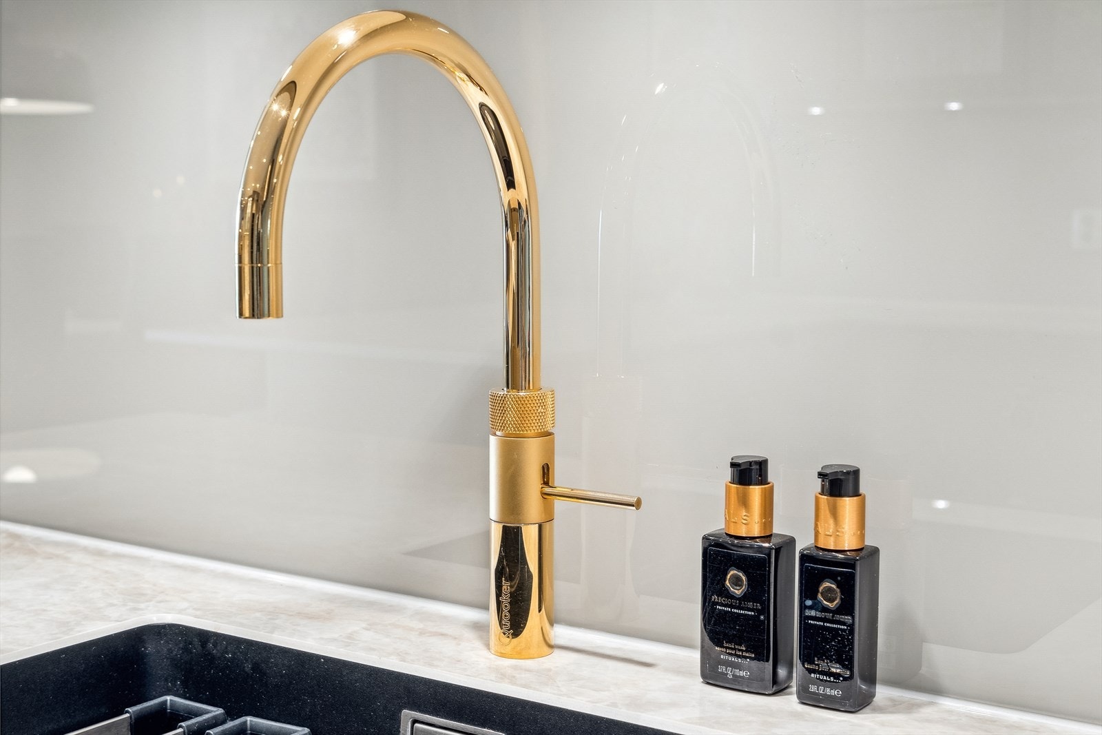 Kjøkkenvasken er underlimt og har gullfarget blandebatteri fra Quooker. som gir deg kokende vann direkte ut av kranen Galleribilde