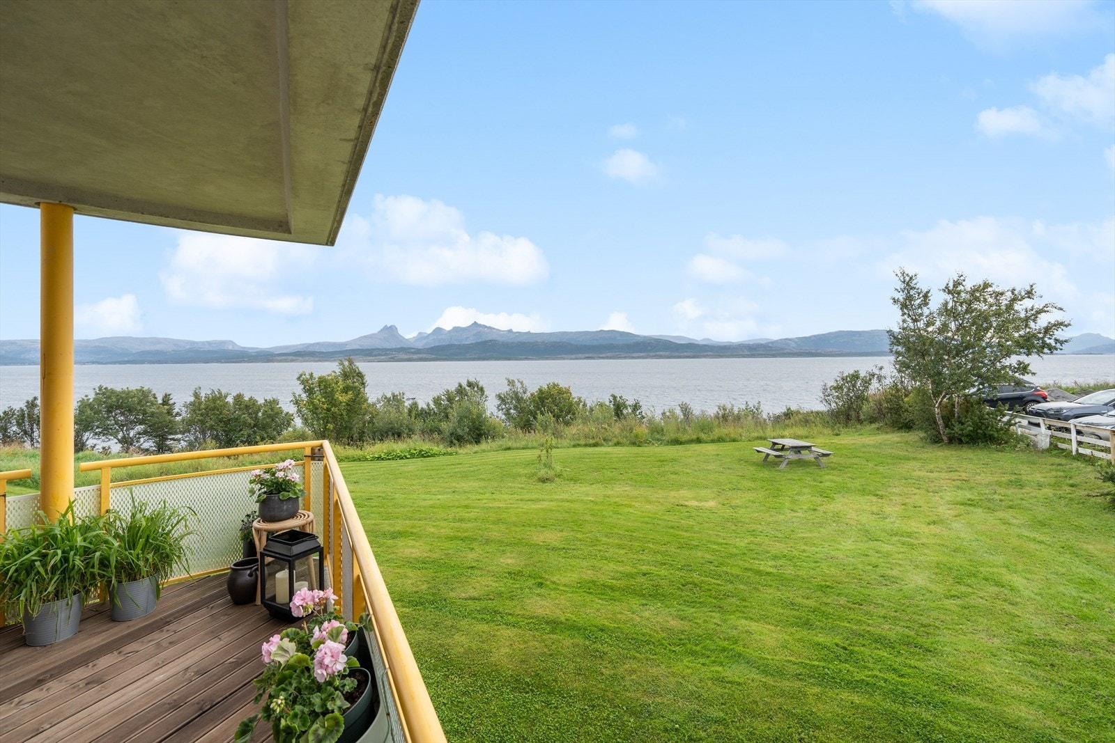 Herfra nyter du svært gode solforhold og en fantastisk utsikt - Like utenfor finner du også en fin felles hage Galleribilde