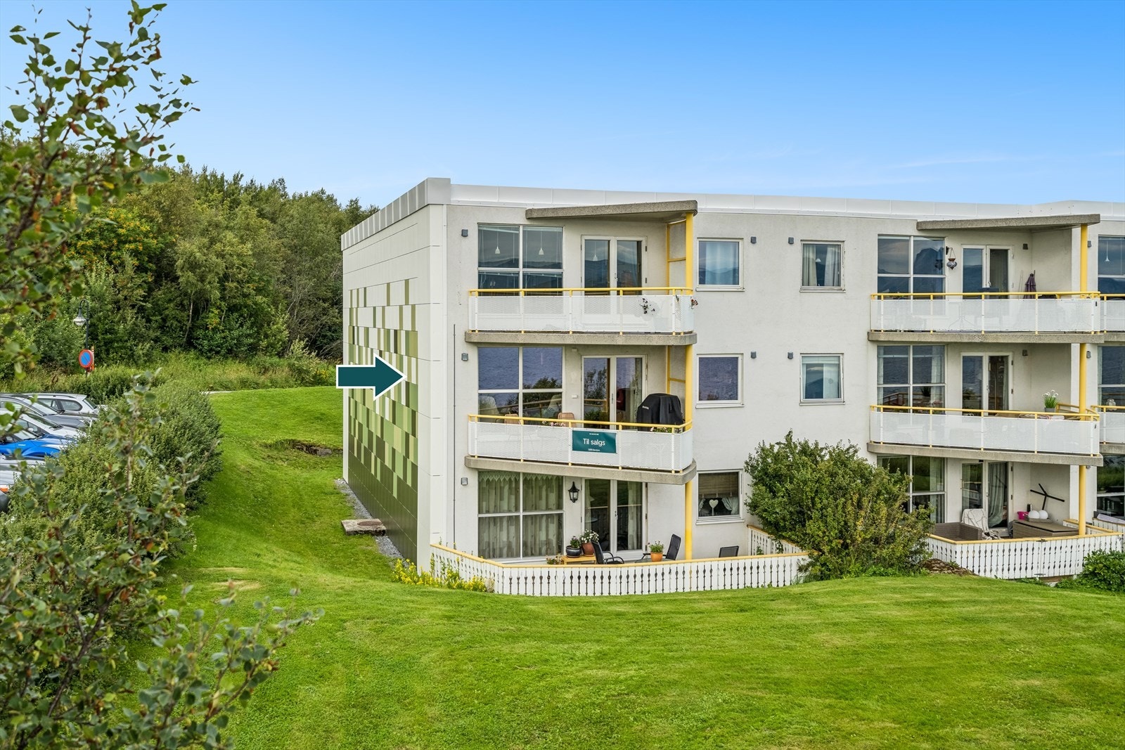 Leiligheten har en fin beliggenhet i 2. etasje på fremste rekke mot sjøen, noe som gir gode solforhold og enestående utsikt Galleribilde