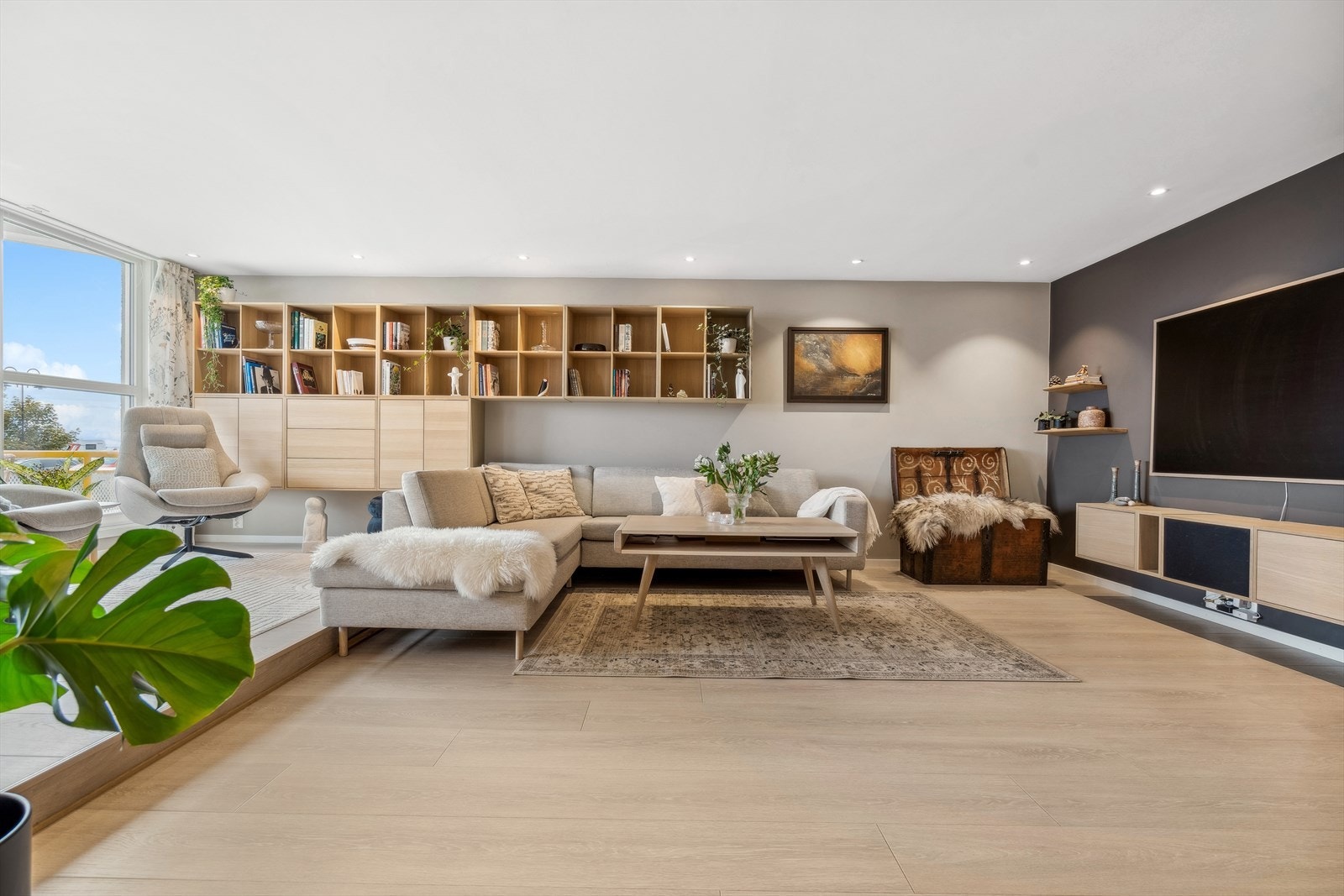 Videre er det lagt gulvvarme i alle oppholdsrom (foruten soverommene og platå i stuen), noe som gir en lun og stabil oppvarming Galleribilde