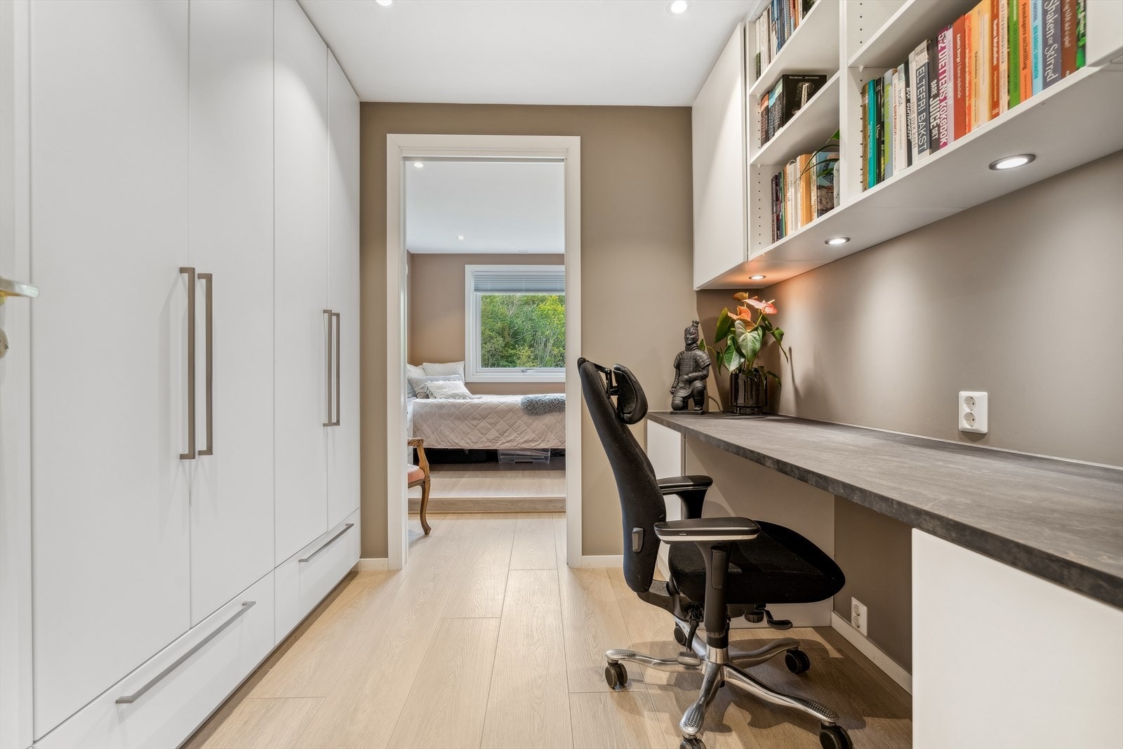 Perfekt som hjemmekontor eller som ungdomsrom hvor en ønsker litt ekstra plass Galleribilde