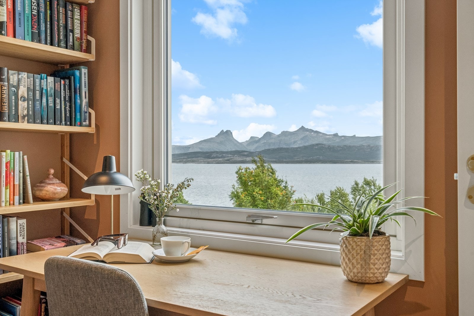 Soverom III - Nydelig utsikt mot Børvasstindan Galleribilde