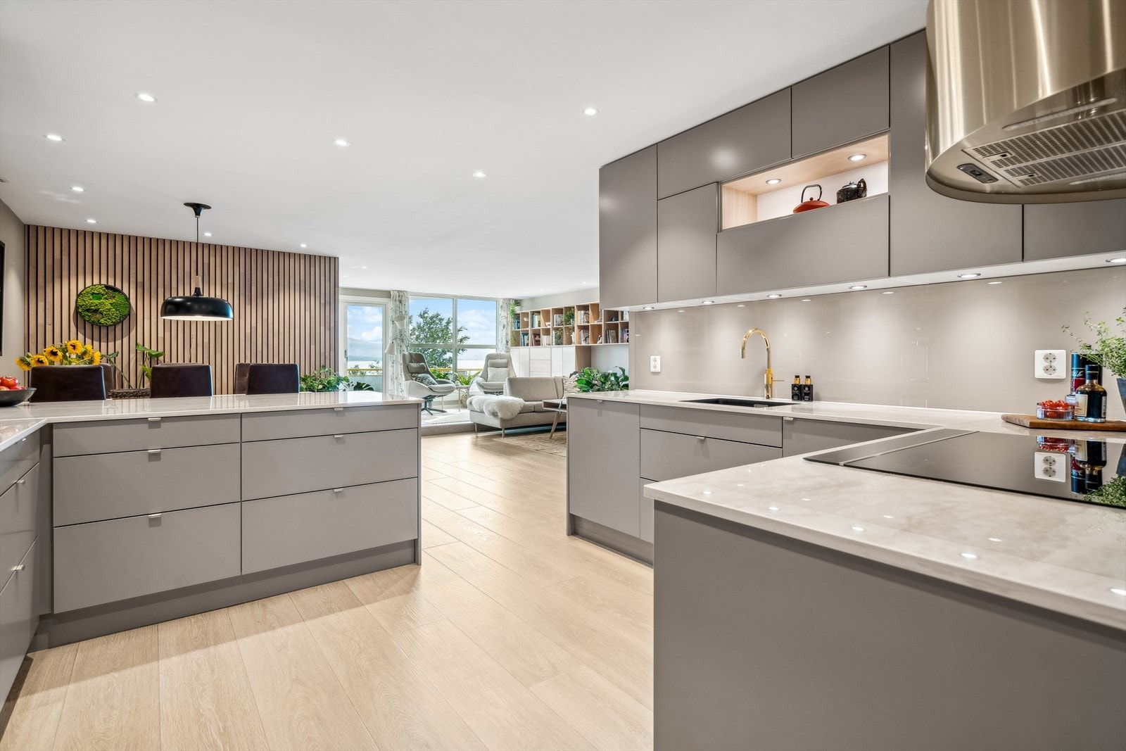 Innredningen er levert av kvalitetsleverandøren Designa og består av slette fronter, benkeplate i stein og glassplate på vegg over benk Galleribilde