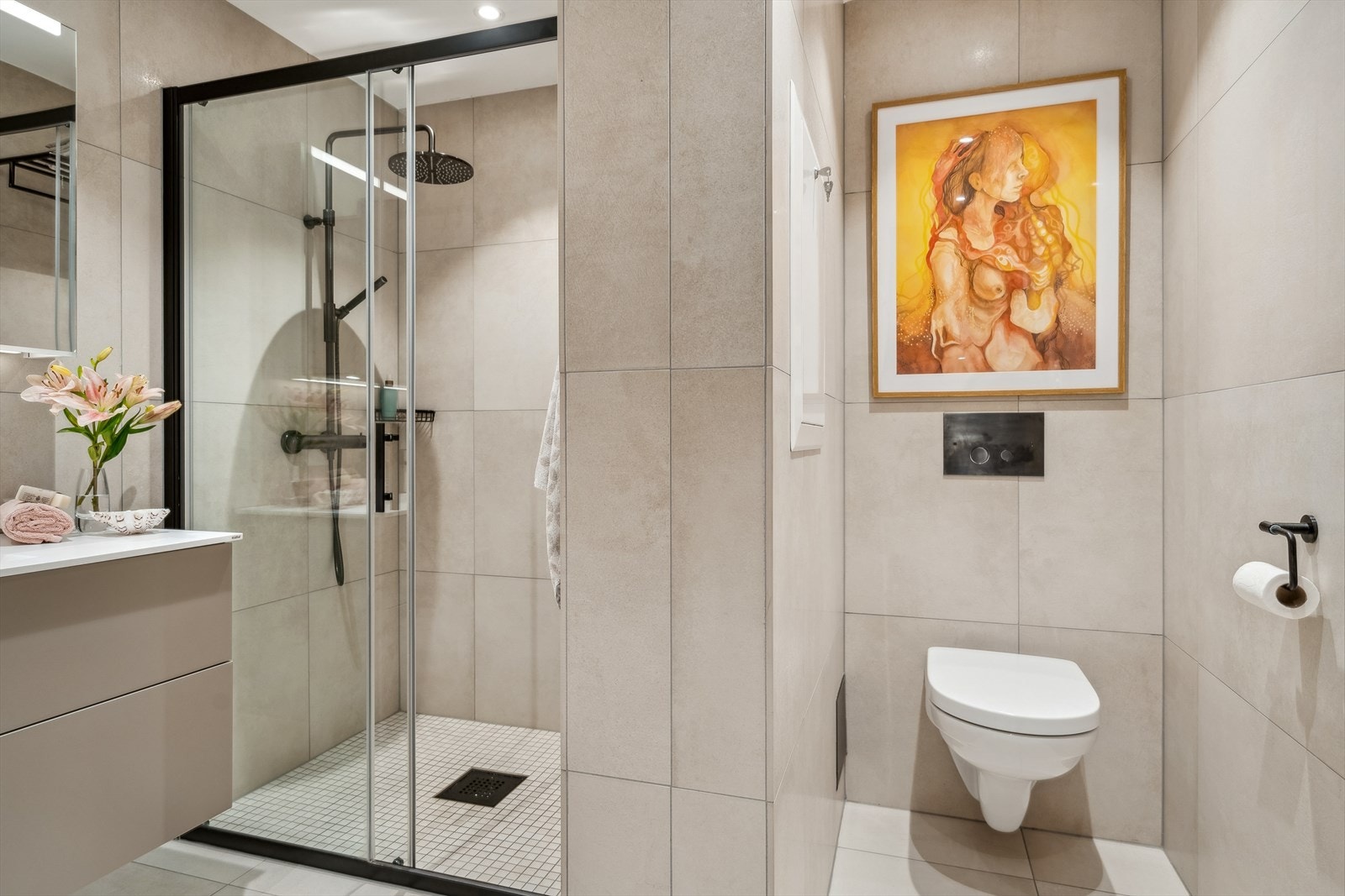 Rommet er utstyrt med vegghengt toalett og dusjnisje m/glassvegger Galleribilde