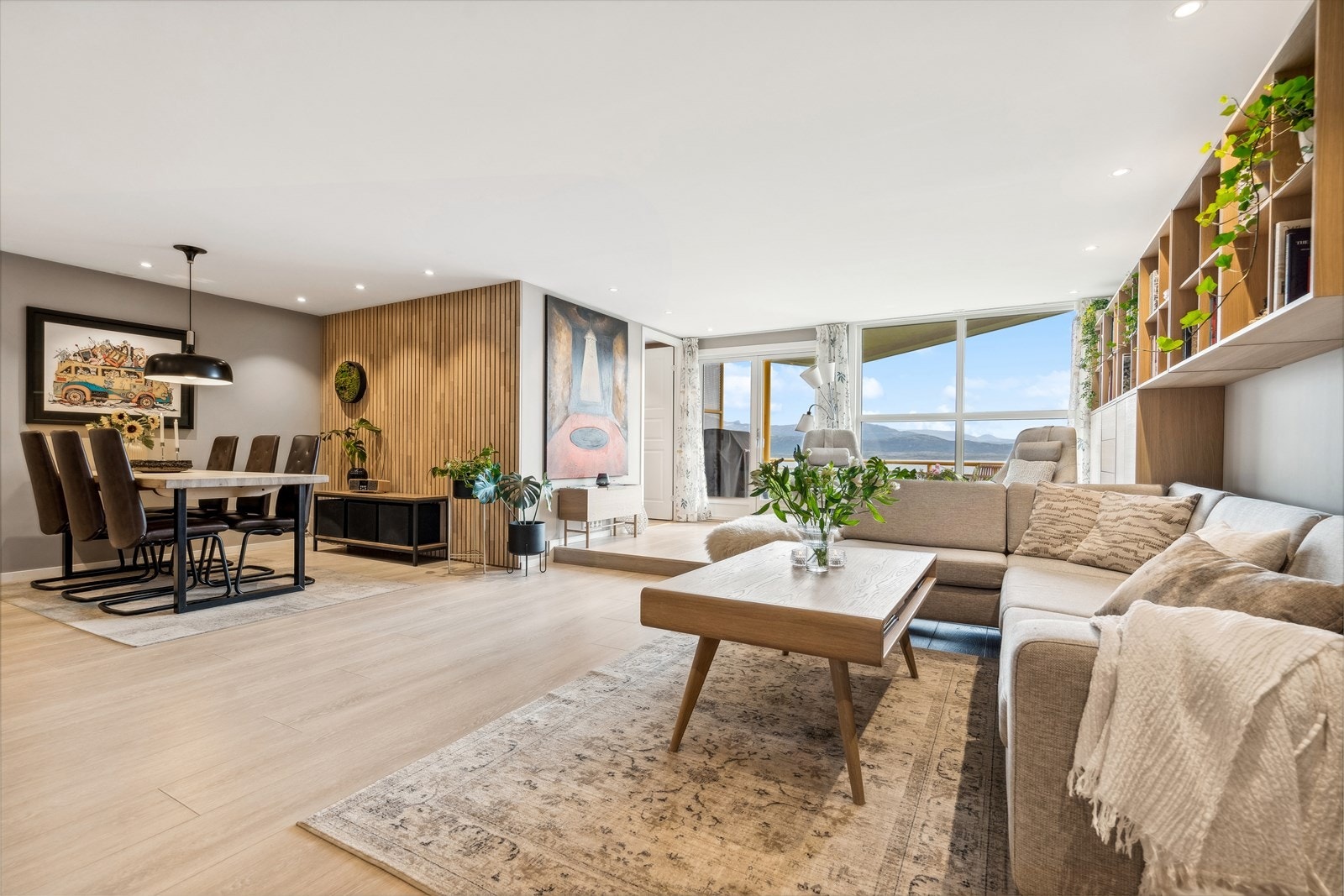 Her får du en gjennomgående moderne leilighet med pent 1-stavs gulv, slette vegger med tidsriktige fargevalg og utstrakt bruk av downlights Galleribilde