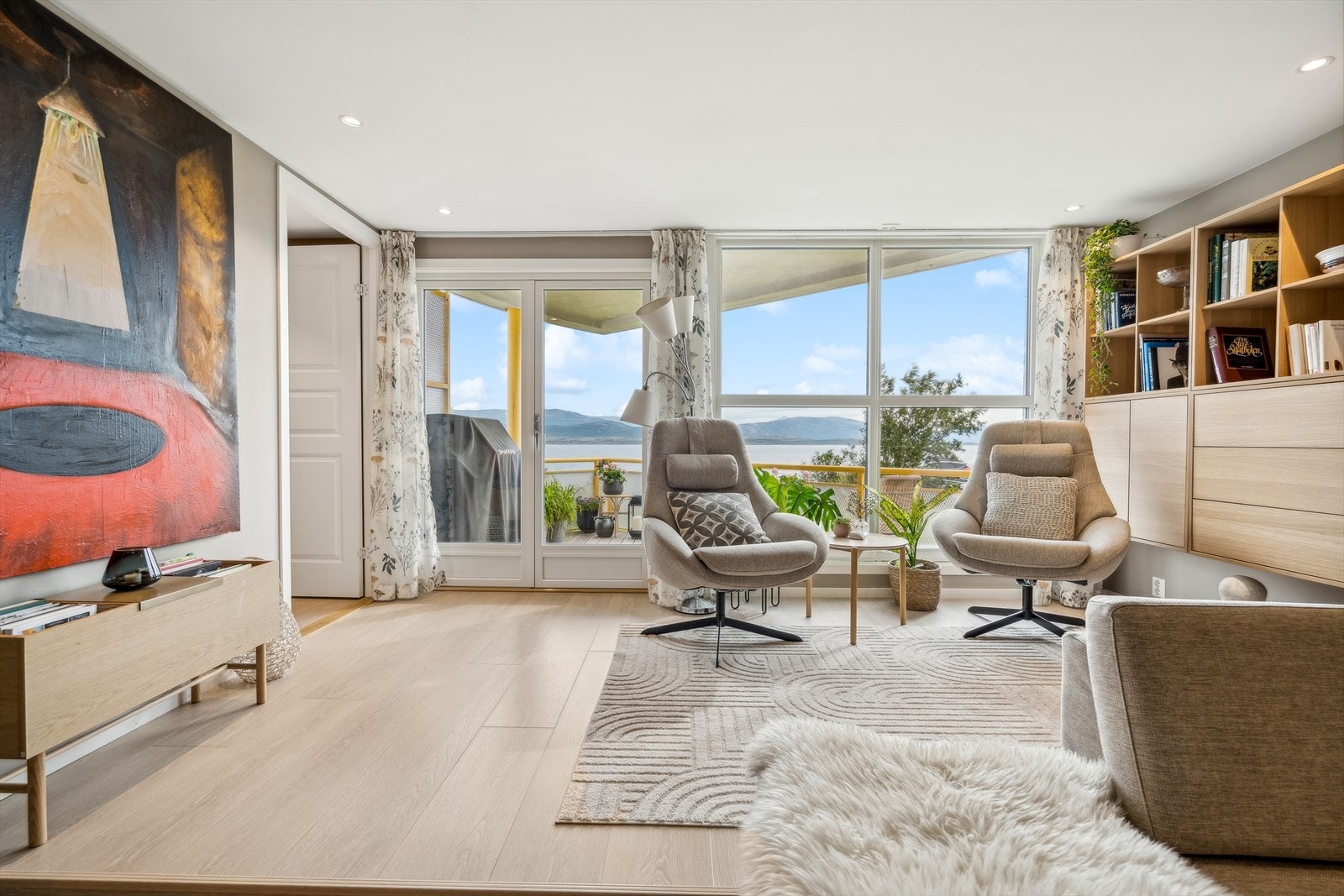 Fra platået i stuen nyter du enestående utsikt over bl.a. Saltfjorden og Børvasstindan - Alle vinduer og begge balkongdørene ble skiftet i 2022 Galleribilde