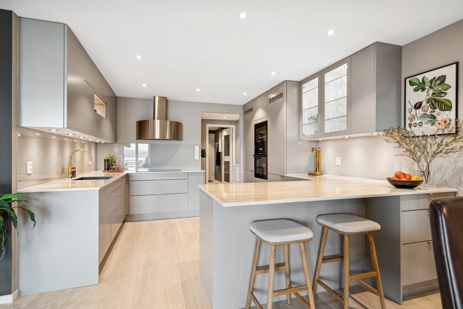 Kjøkkenet ligger i åpen løsning, men har kjøkkenøy m/barløsning som skaper et naturlig skille mellom stuen og kjøkkenet Galleribilde