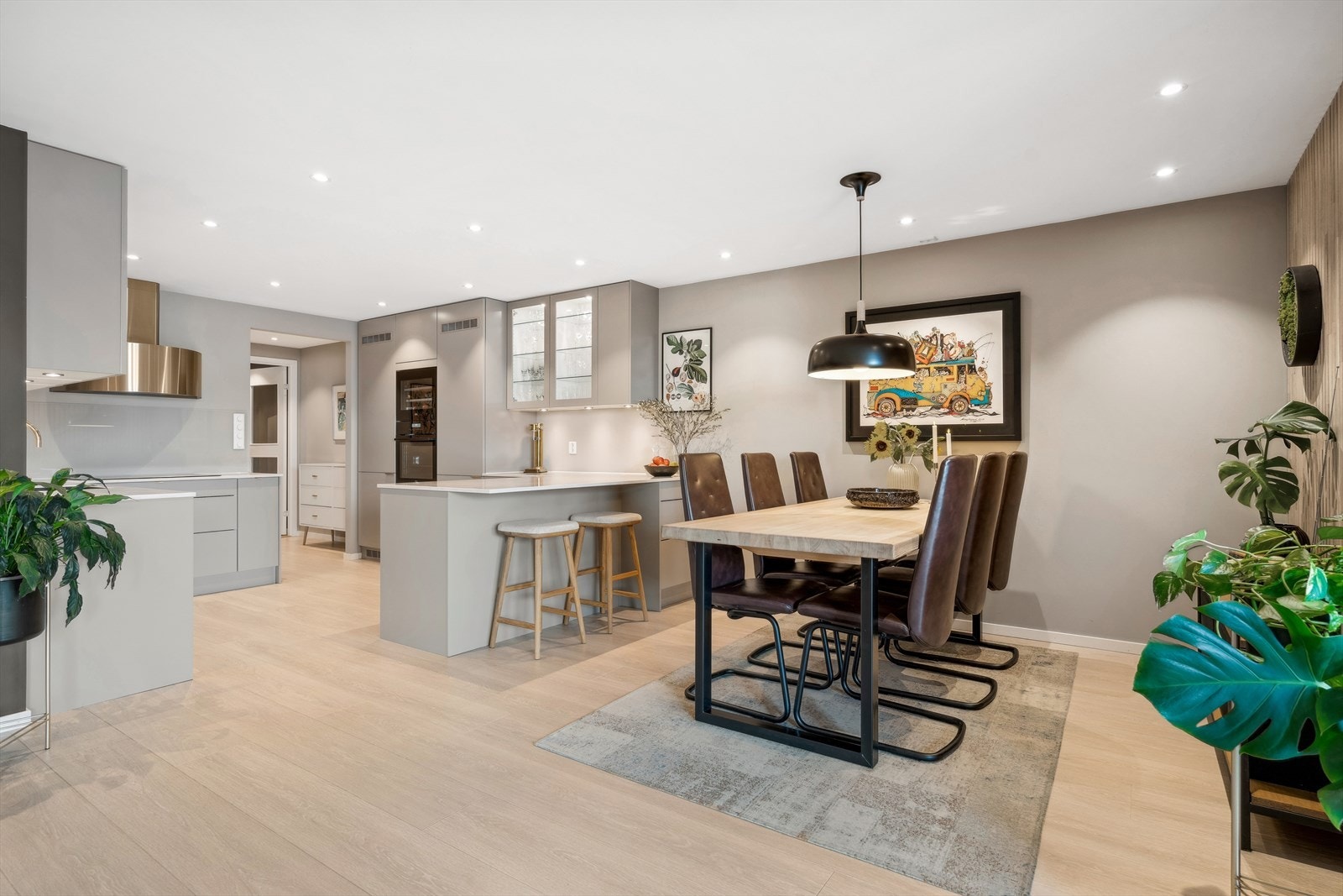 Spisestuen ligger praktisk plassert like ved det åpne kjøkkenet og en får enkelt plass til spisegruppe tilpasset 6-8 personer Galleribilde