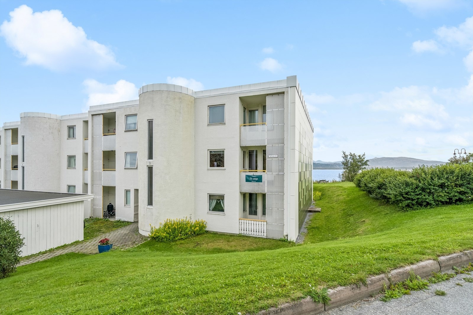 Det er adkomst på nordsiden via felles trapperom som deles av totalt seks leiligheter - Luftebalkongen utenfor hovedsoverommet er vendt denne veien Galleribilde