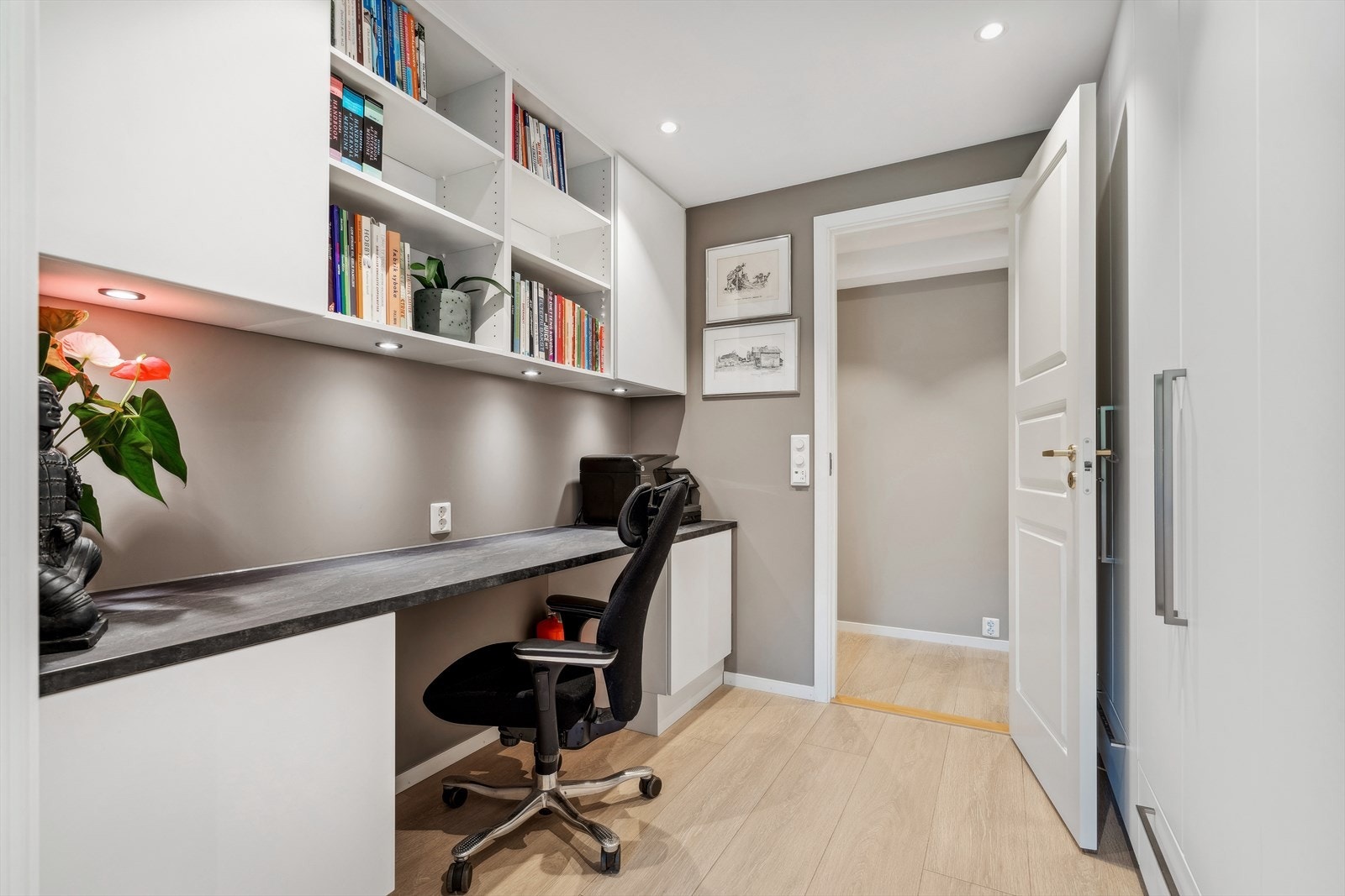 Soverommet ved siden av har adkomst via kontor/garderoberom Galleribilde