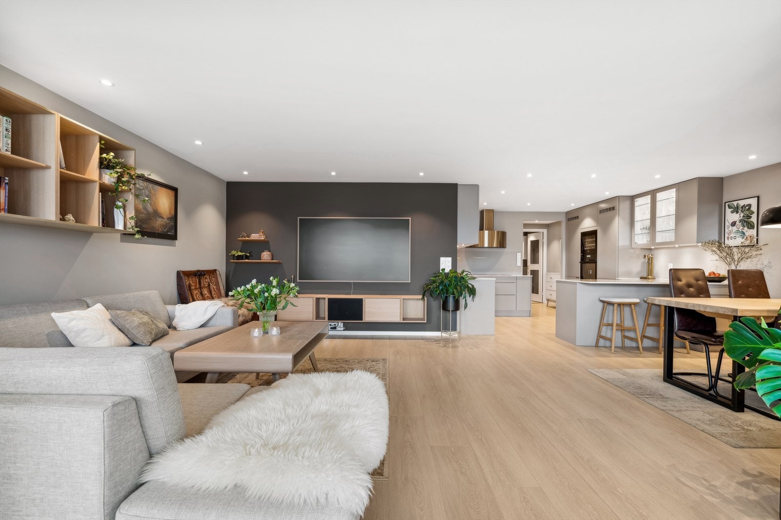 Stuen er svært romslig og er møbleringsvennlig utformet Galleribilde