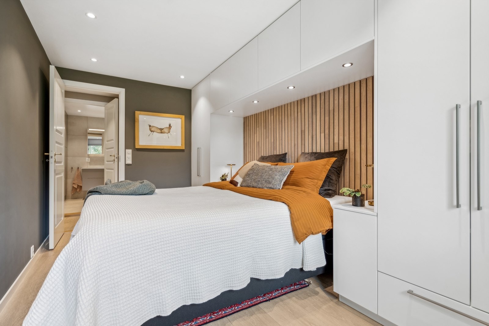 Soverom I - Hovedsoverommet er svært innbydende med plassbygget garderobeskap m/belysning, spilevegg og god plass til dobbeltseng Galleribilde