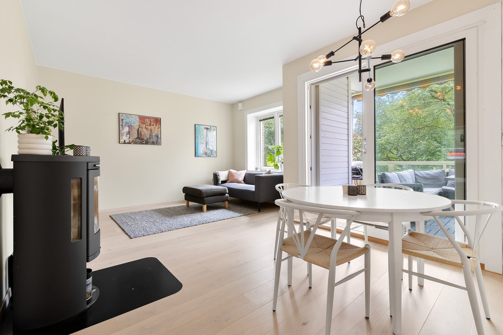 Dette er en gjennomgående og lys 3-roms leilighet hvor alle rom ble pusset opp i 2020. Galleribilde