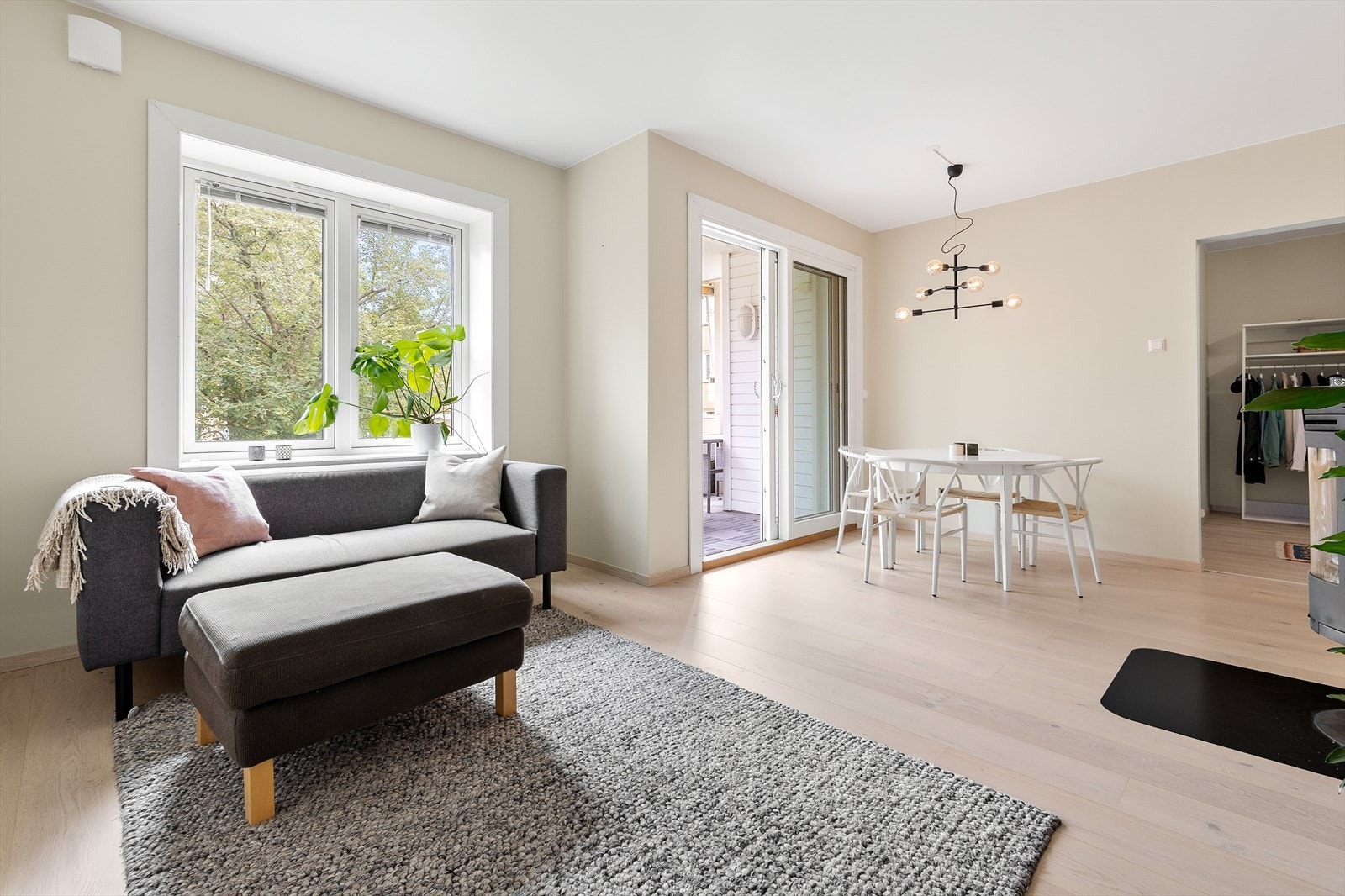 Stuen er enkel å innrede med sofagruppe, TV-møbler og spisestuebord. Galleribilde