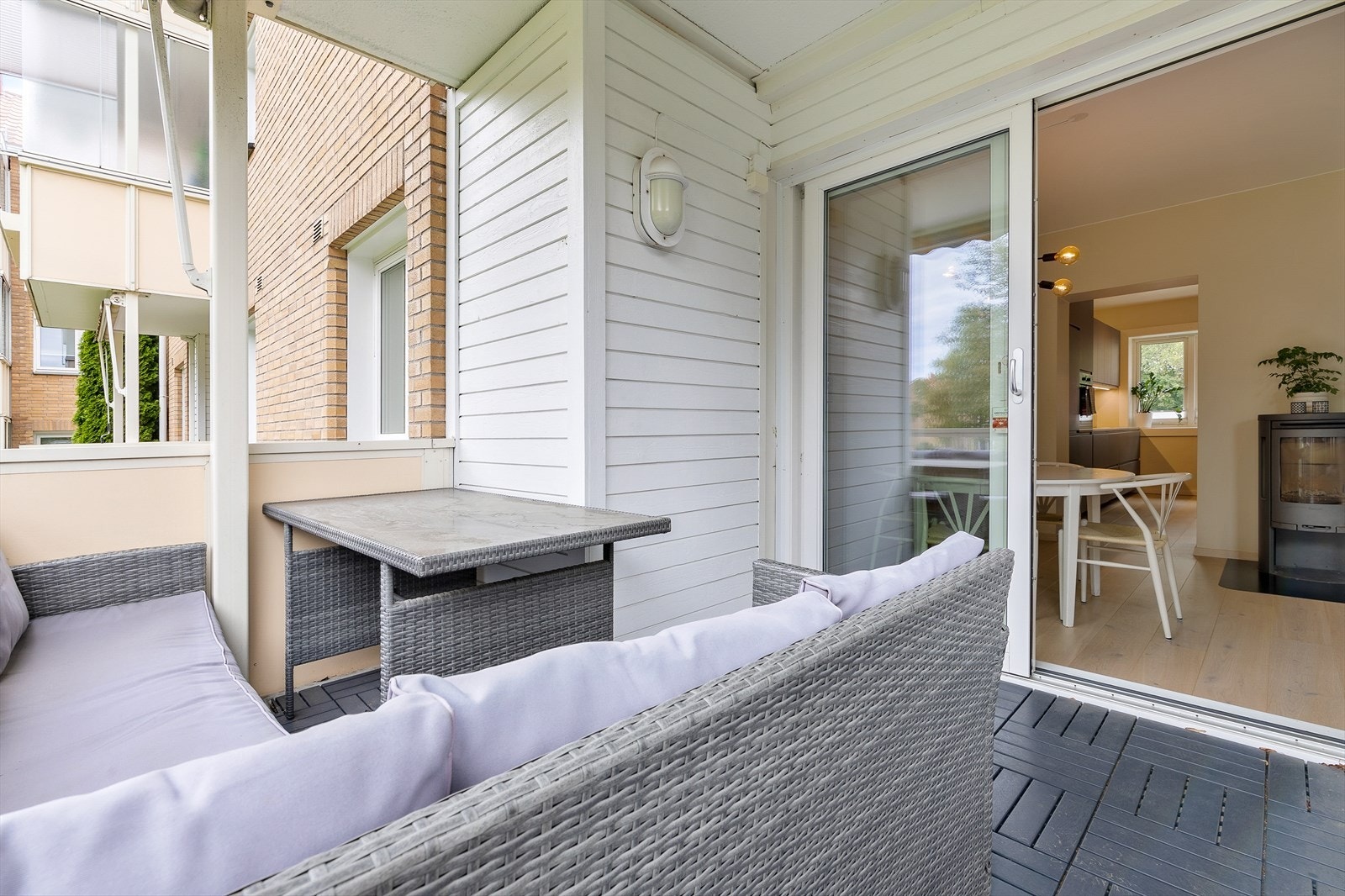 Balkongen er utstyrt med markise, utebelysning og strømuttak. Galleribilde