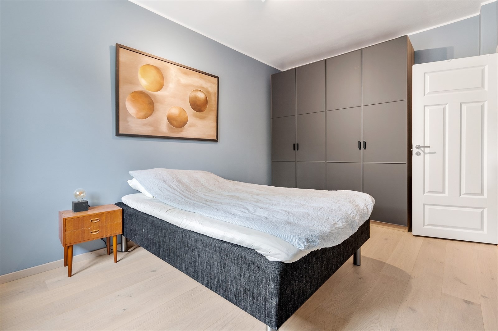 Det er satt inn fine skap som gir verdifull oppbevaringsplass. Galleribilde