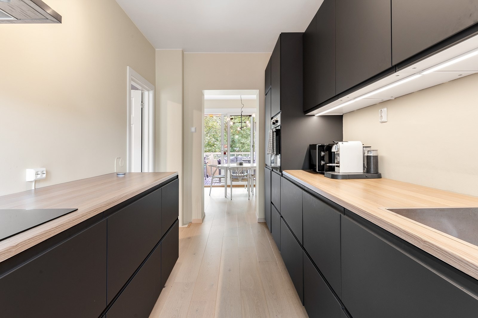 På kjøkkenet vil du finne god oppbevaringsplass i skap og skuffer, og en fin arbeidsbenk for deg som er glad i å lage mat. Galleribilde