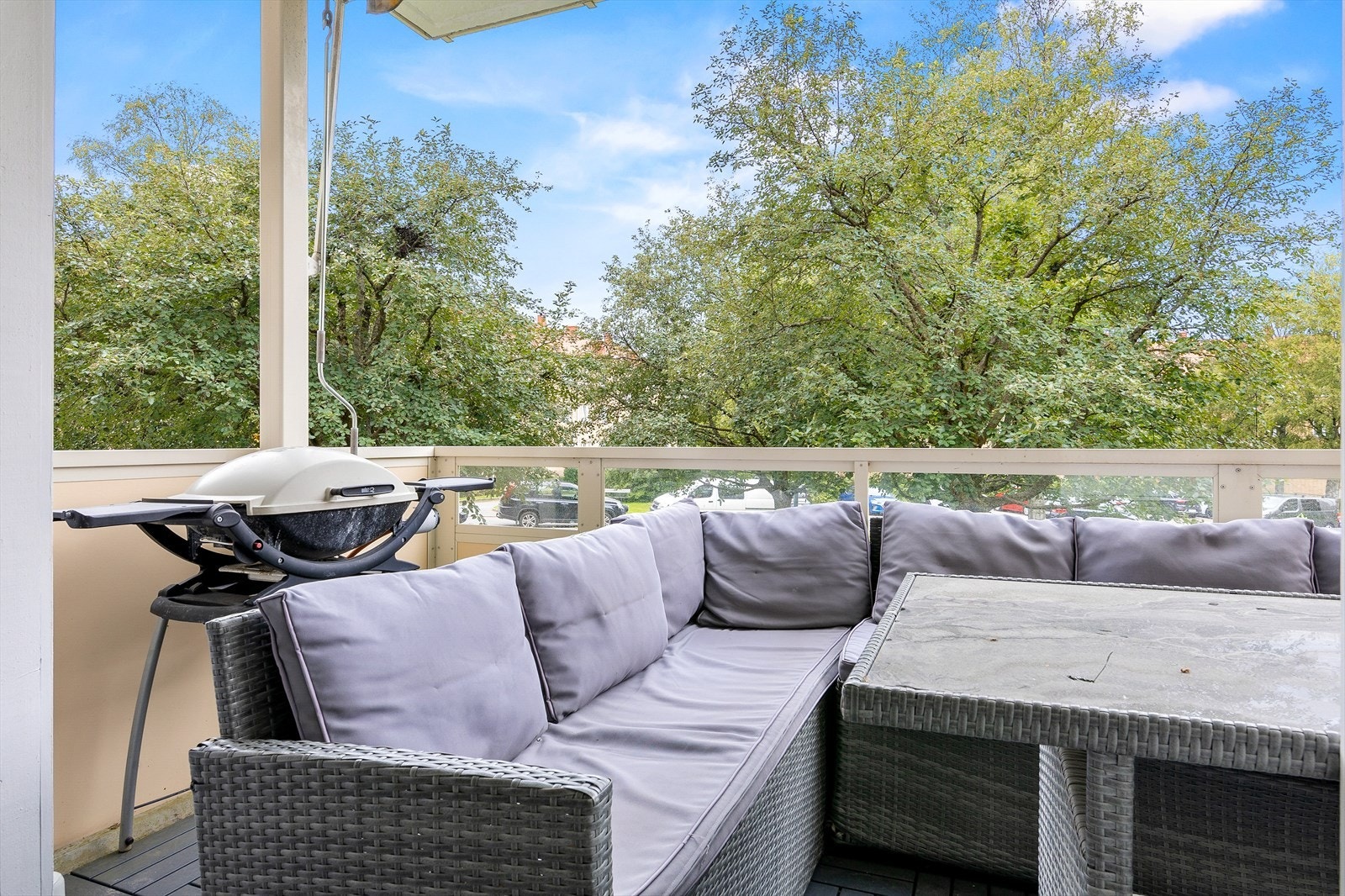 Boligen har en vestvendt balkong på 8 m² med grønt utsyn. Galleribilde