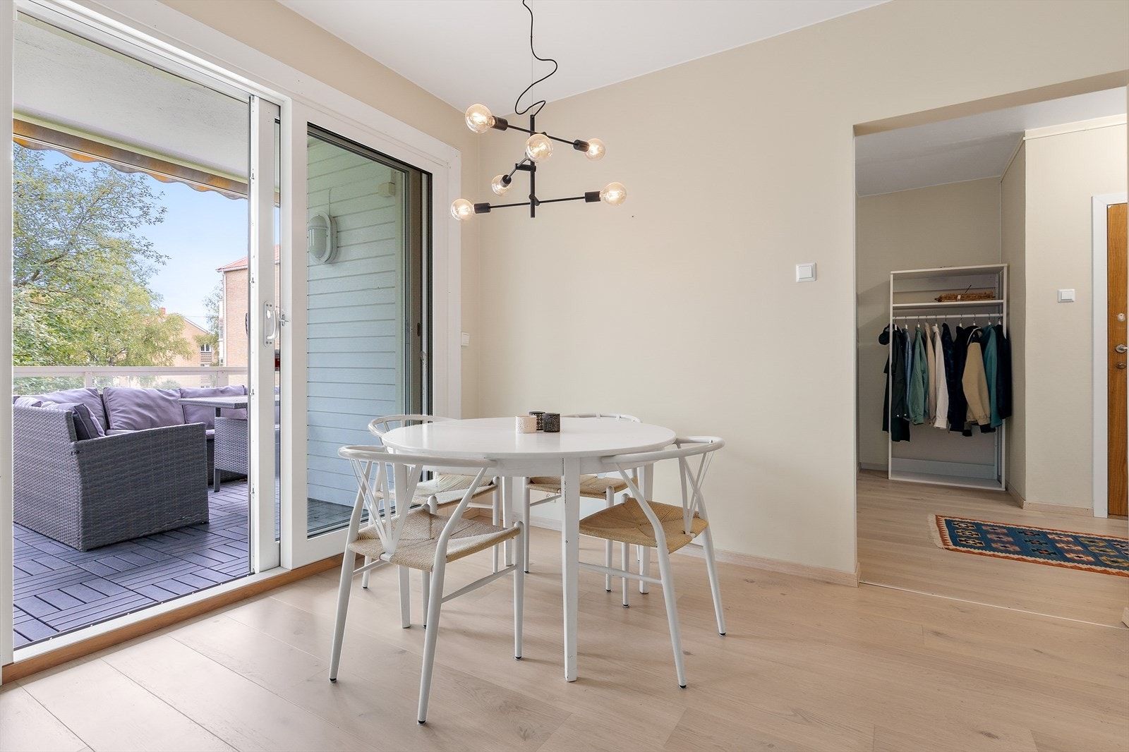 Leiligheten fremstår svært lys og delikat med nyere standard og god planløsning. Galleribilde