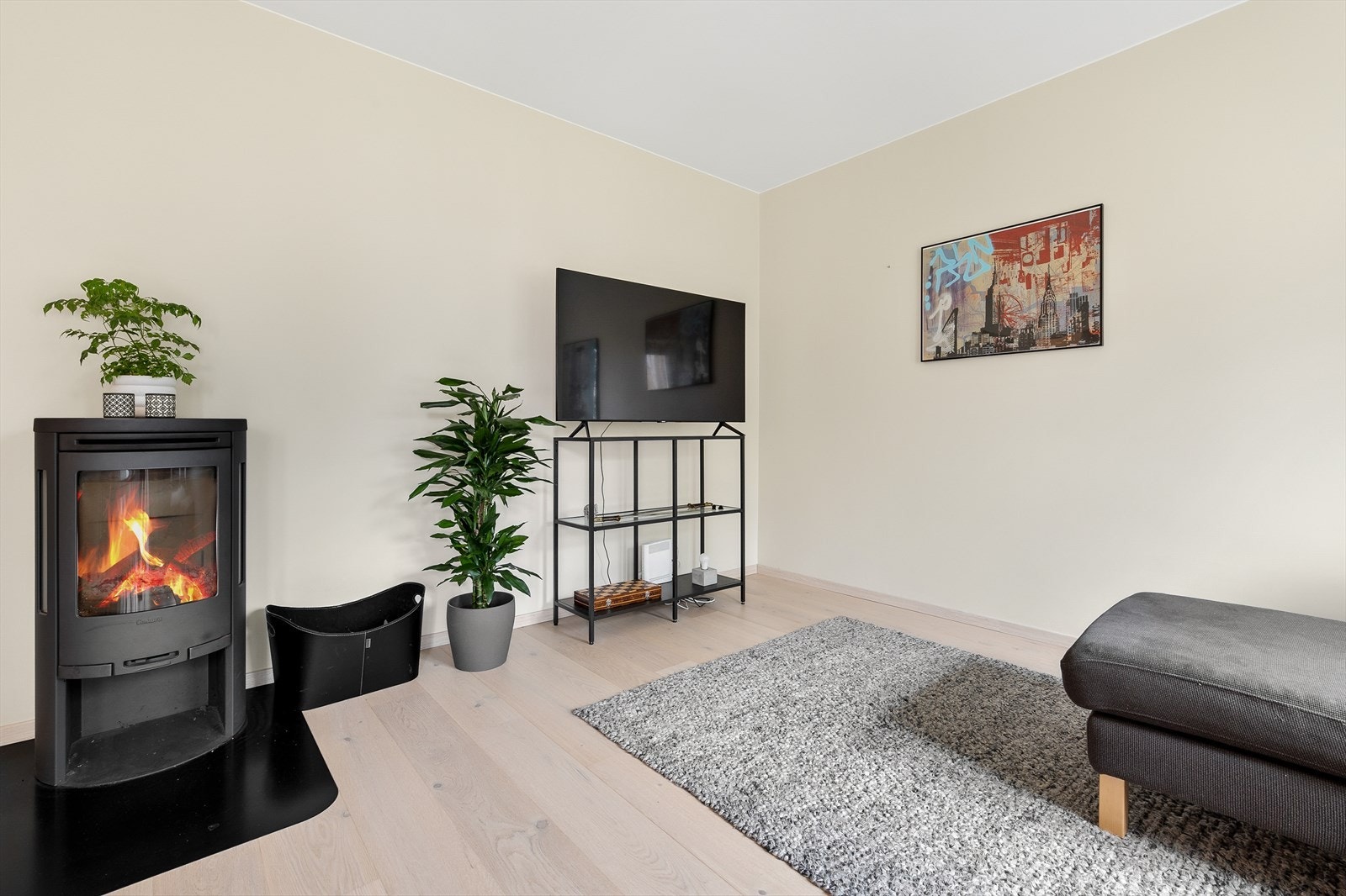 I forbindelse med oppussingen i 2020 ble det montert Contura peisovn i stuen. Denne varmer godt og gir en lun stemning i det kjølige vinterhalvåret. Galleribilde