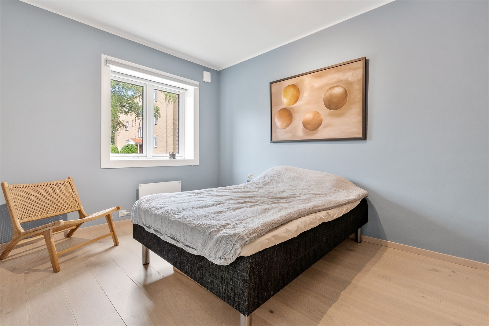 Boligens soverom ligger i hver sin ende av leiligheten. Hovedsoverom med god plass til dobbeltseng og tilhørende nattbord. Galleribilde