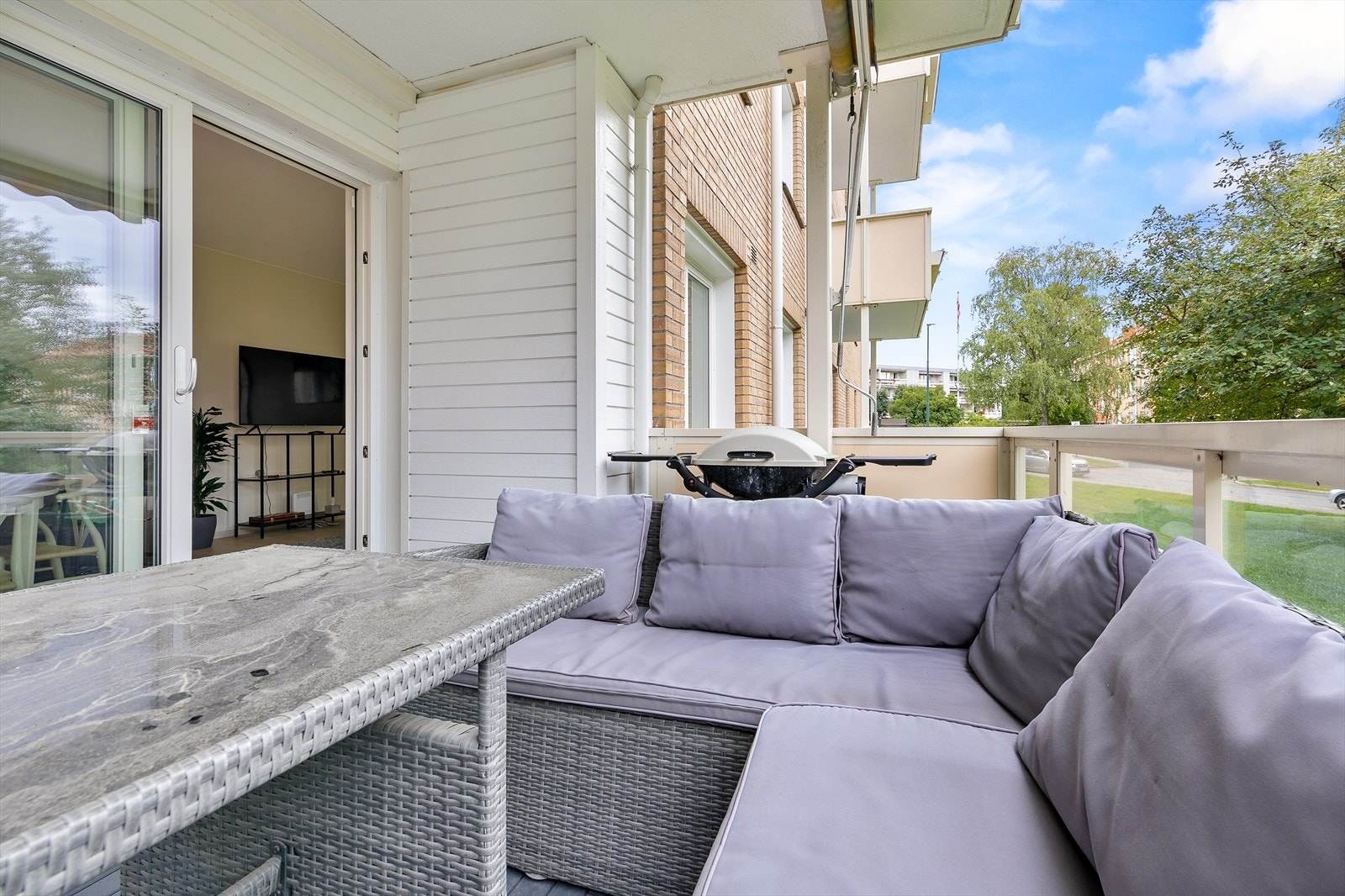 Balkongen er et fint sted å slappe av på varme sommerdager. Galleribilde