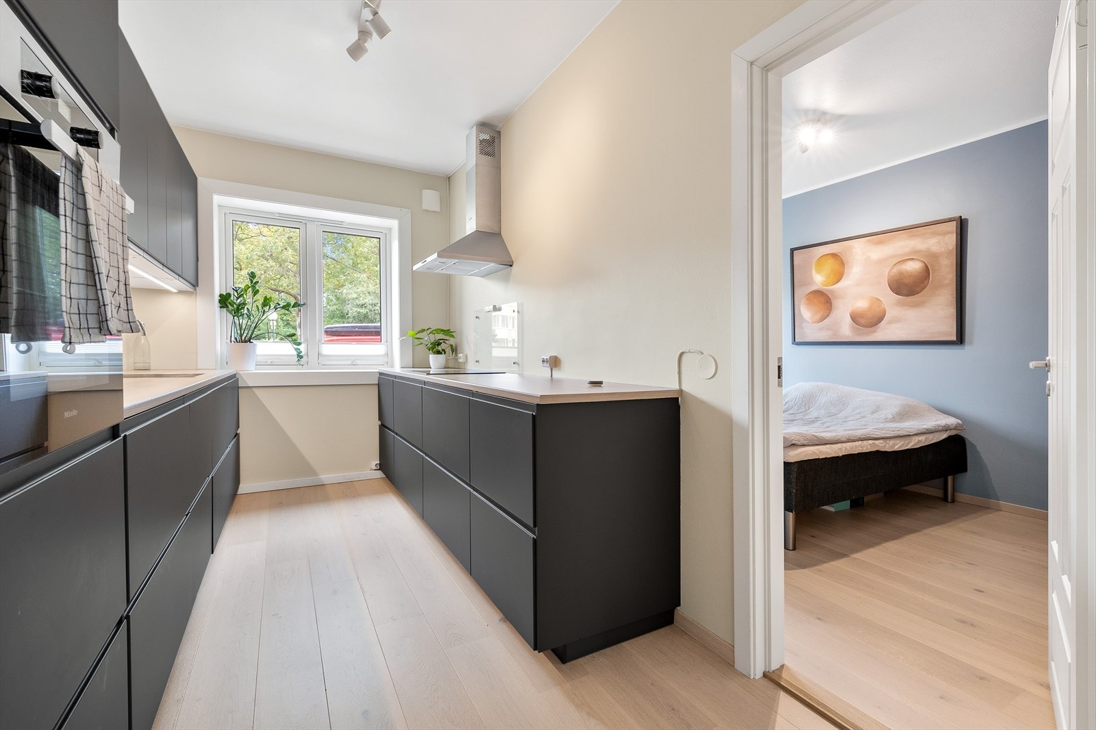 Pent kjøkken i eget rom med stort vindu som gir gode arbeidsforhold. Galleribilde