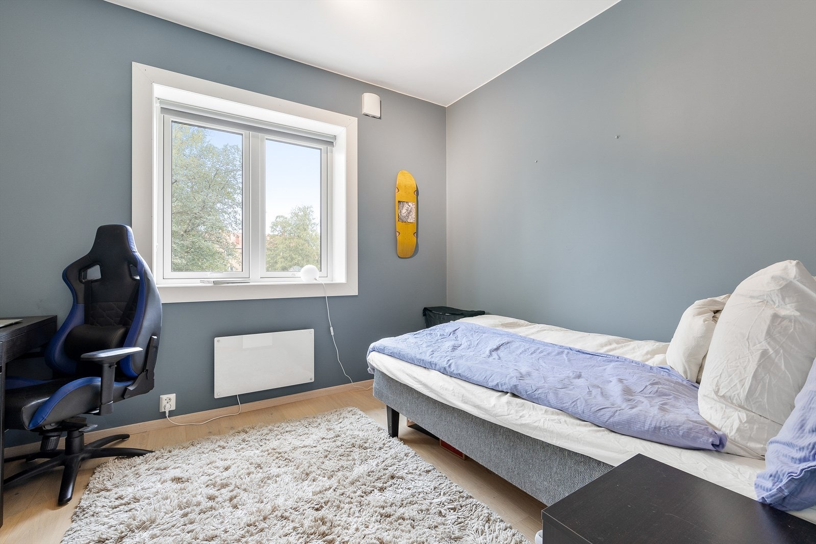 Soverom 2 egner seg ypperlig som barnerom, gjesterom eller kontor og har plass til seng, skrivepult og oppbevaringsmøbel. Galleribilde