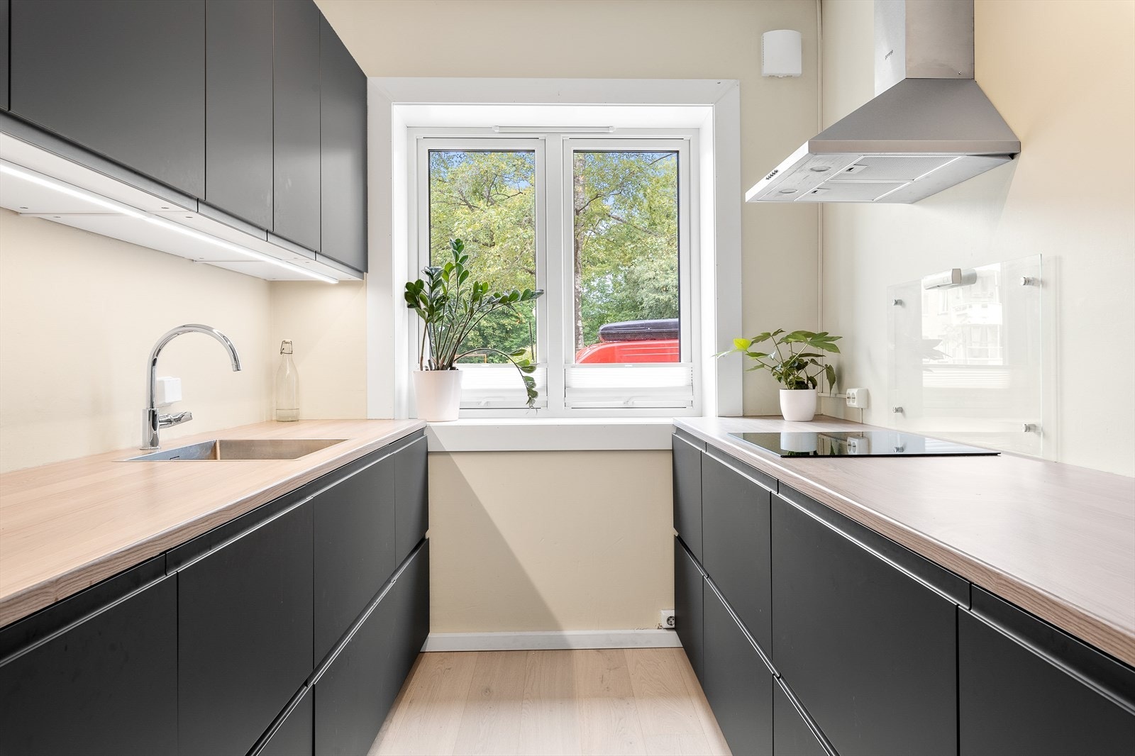 Kjøkkenet har integrerte hvitevarer som kjøl/frys, oppvaskmaskin, platetopp og stekeovn. Det er montert ventilator med kullfilter over platetopp. Galleribilde