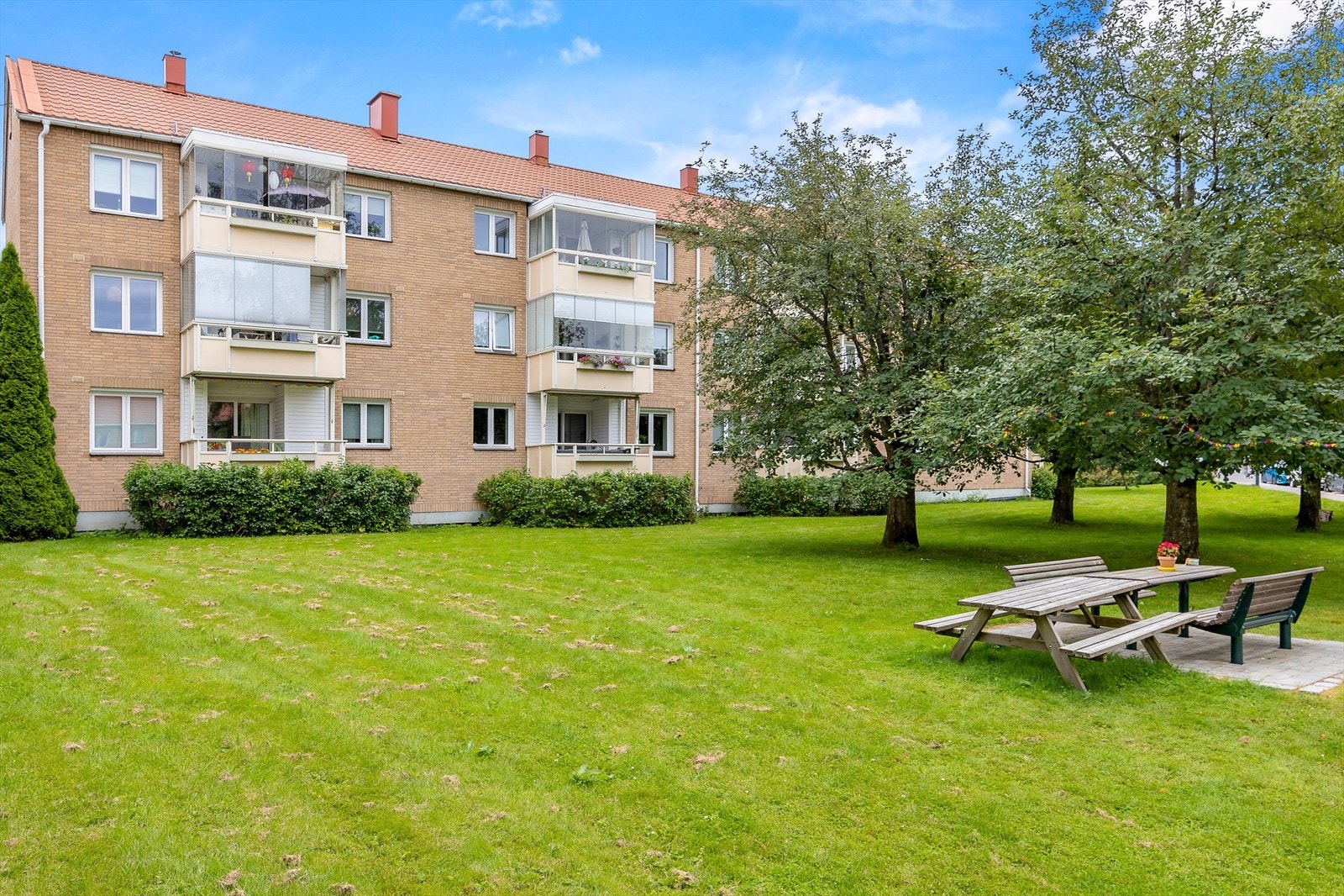 Borettslaget har pent opparbeidede fellesarealer med plen, beplantning, sittegrupper og lekeplass. Galleribilde