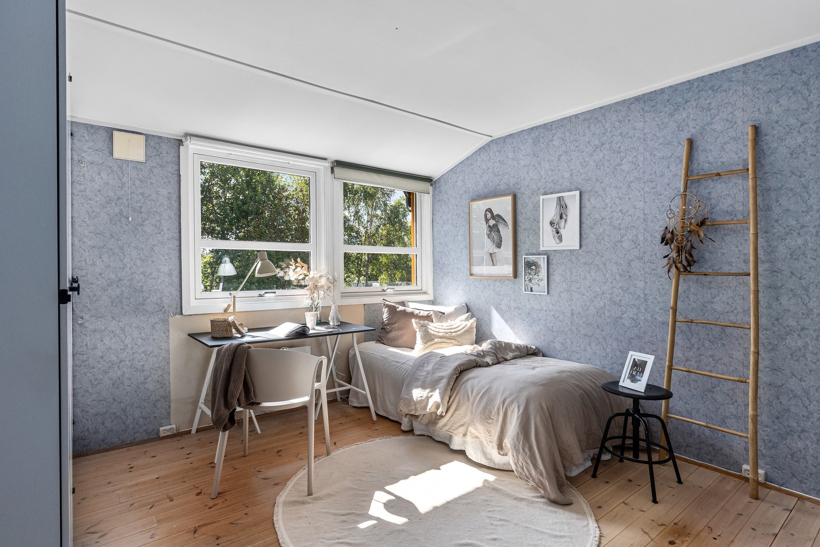 Soverom på 11,4 med plass til dobbeltseng og garderobeløsning. Galleribilde