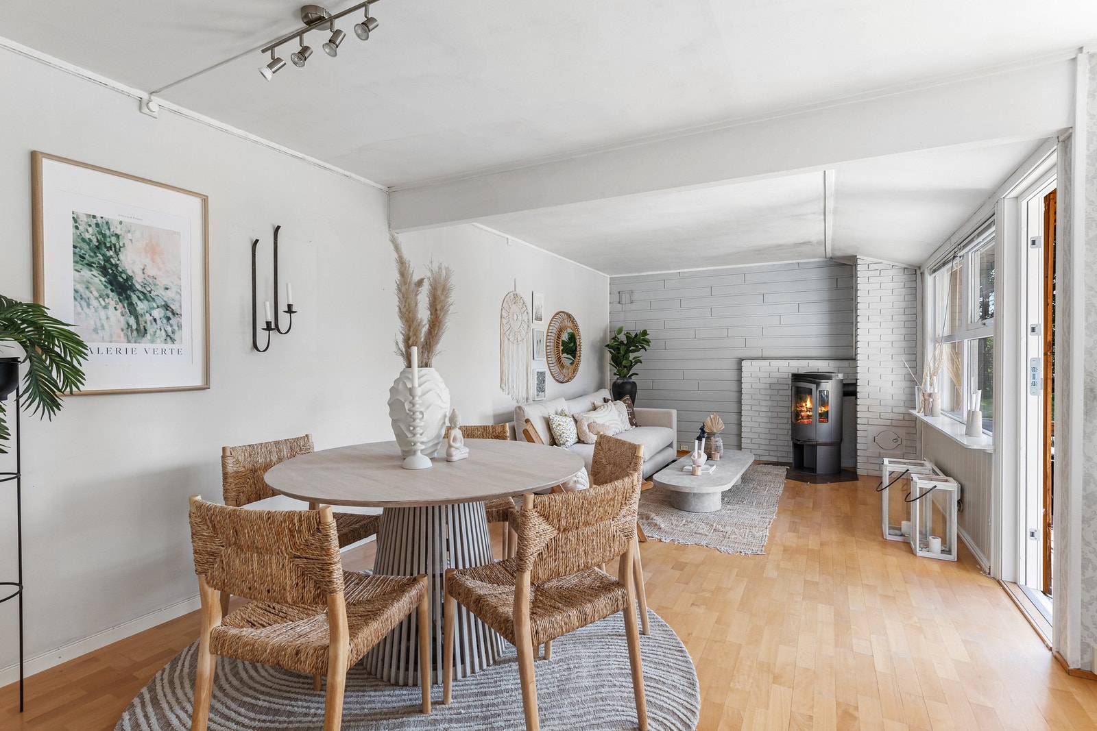 I tilegg til sofaseksjon er det plass til en spiseseksjon. Galleribilde
