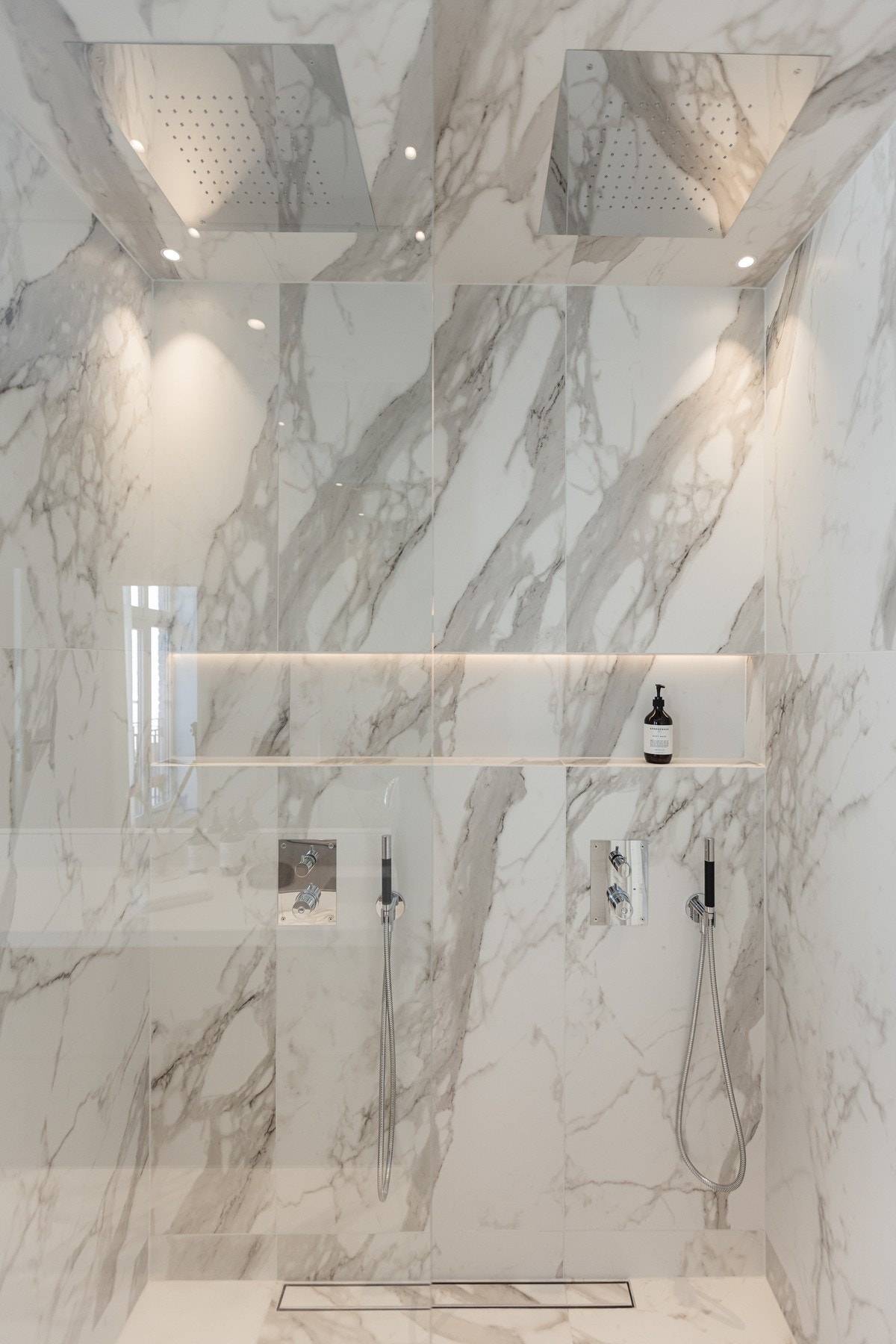 Dobbel dusj med integrerte dusjarmaturer fra Tapwell. Galleribilde