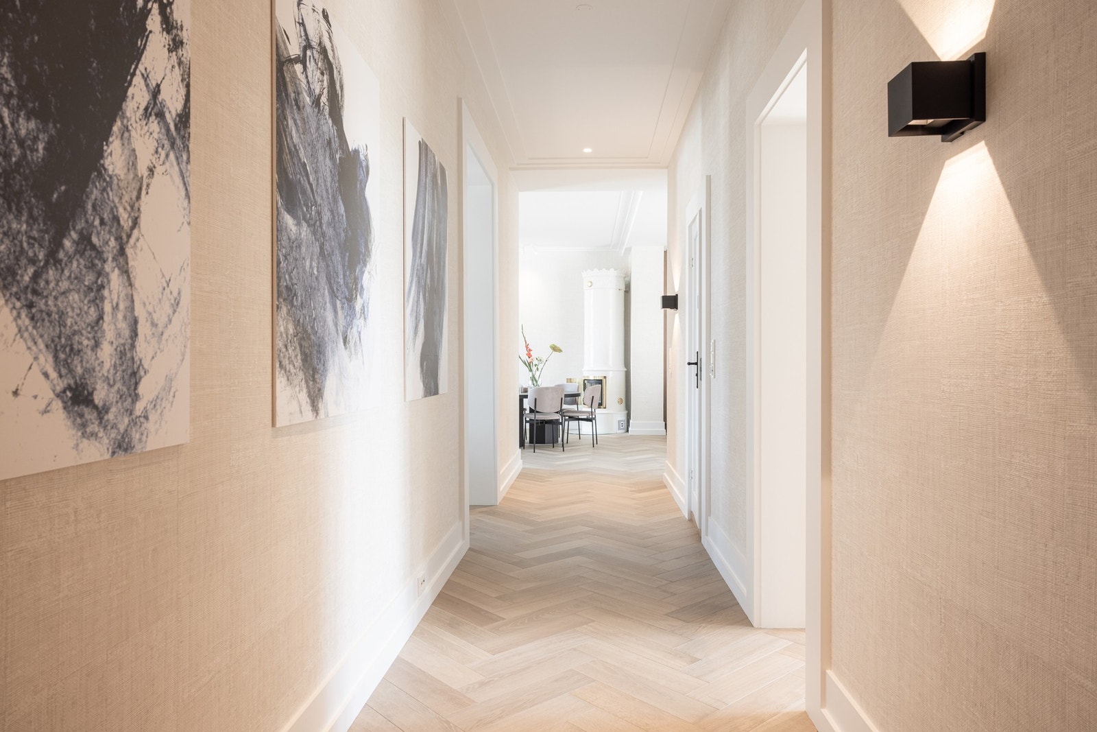 Planløsningen er innholdsrik, og inkluderer hele tre soverom, to bad (et med vaskeromsdel), stue/kjøkken, stue og entré. Galleribilde