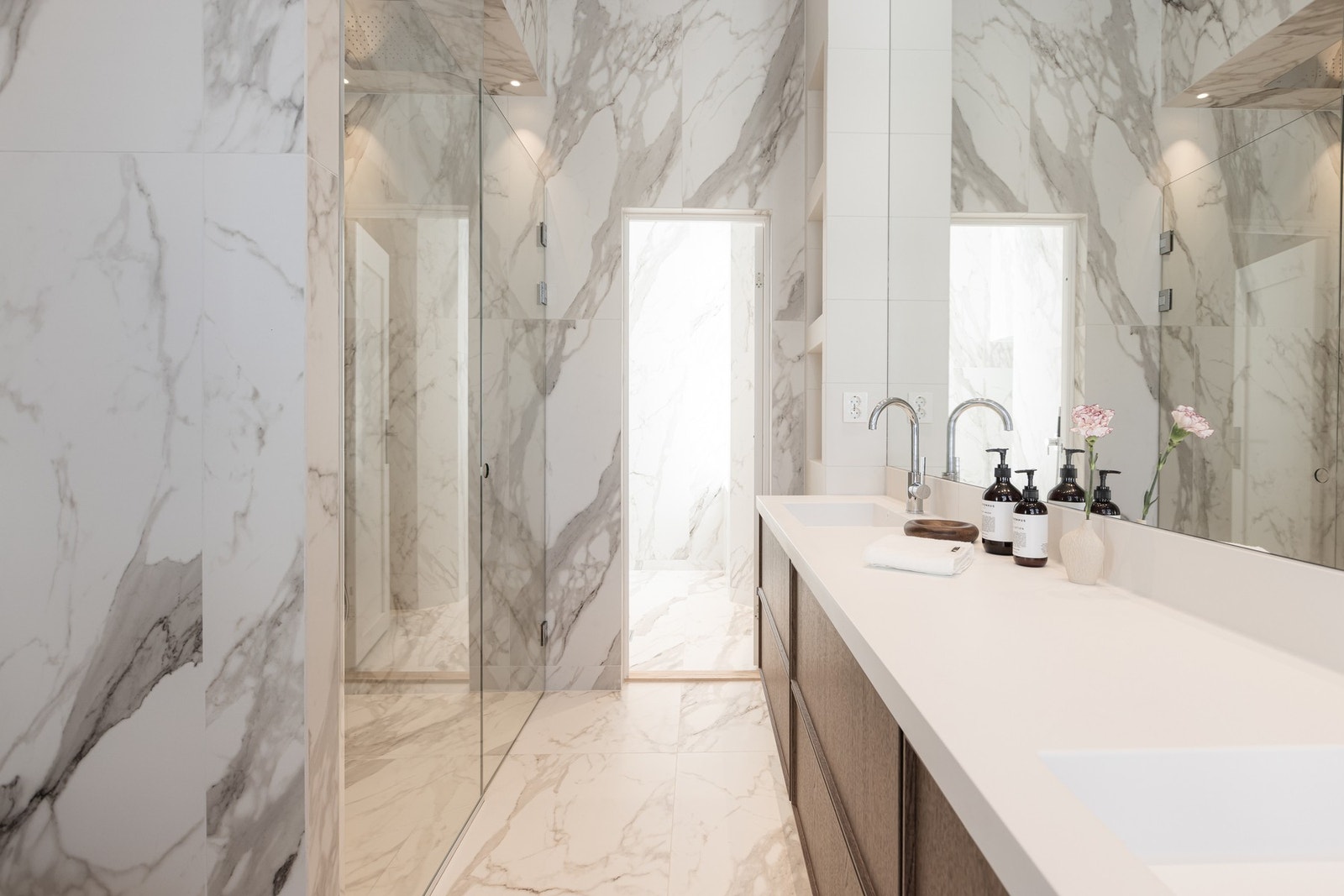 Innenfor badet er det vaskerom som er utstyrt med hundedusj samt opplegg for vaskemaskin og tørketrommel. Vaskeromsdelen har utgang til baktrapp - en smart snarvei dersom du har med deg
en møkkete hund hjem fra tur. Galleribilde