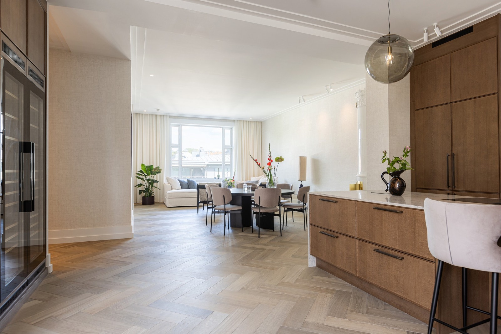 Stuens store vindusflater slipper inn rikelig med naturlig dagslys, noe som bidrar til en luftig atmosfære hele dagen. Galleribilde