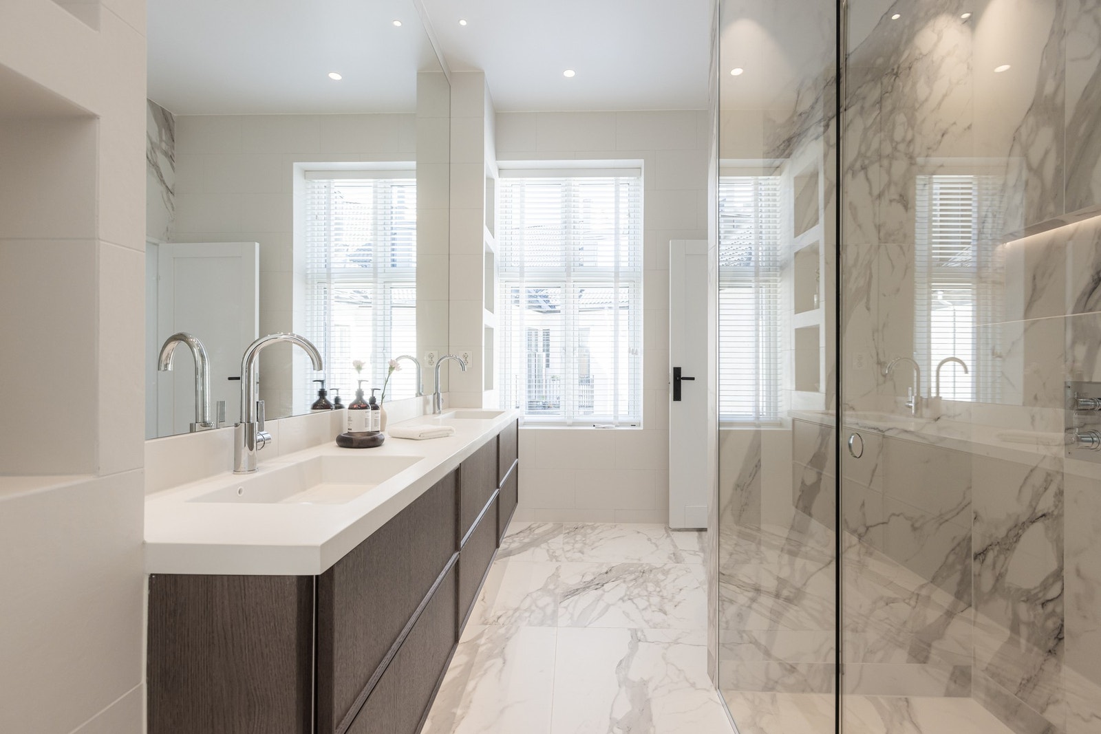 Badet er innredet med bred baderomsinnredning med heldekkende dobbel servant. Galleribilde