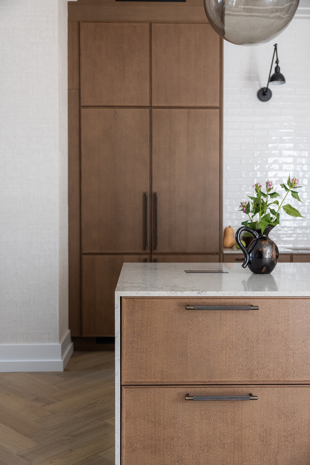 Kjøkkeninnredningen som er levert av Strai er i seg selv
et smykke i rommet, og er utstyrt med kvalitetshvitevarer fra Miele. Galleribilde