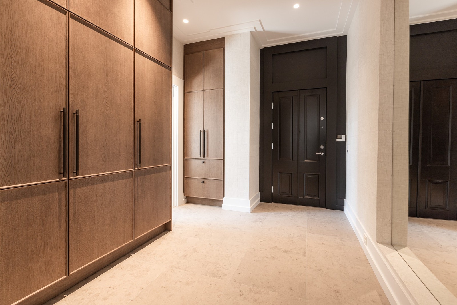 Når du trer inn i leiligheten, blir du møtt av en dekorativ og romslig entré som setter tonen for resten av hjemmet. Galleribilde