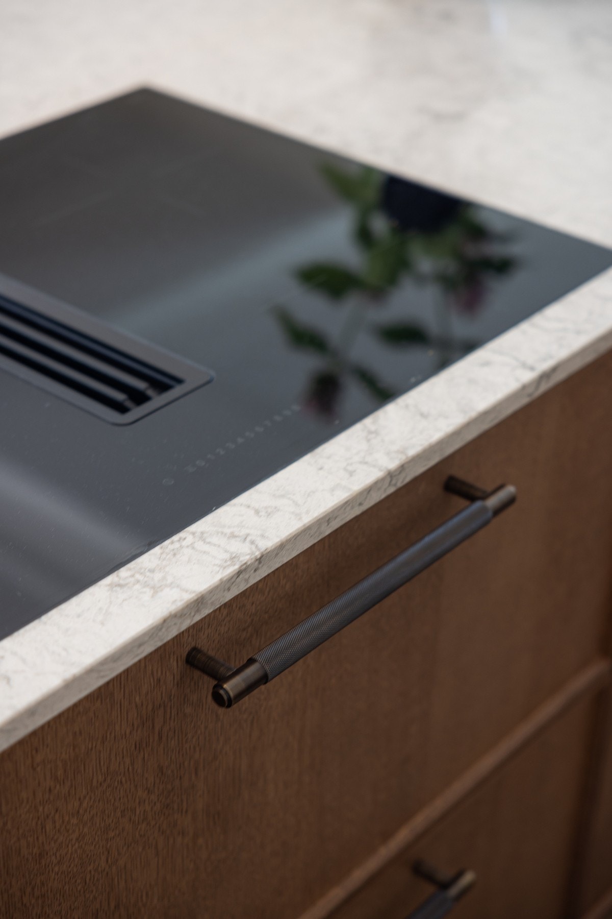 Platetoppen har integrert ventilator og er planlimt i benkeplaten. Galleribilde