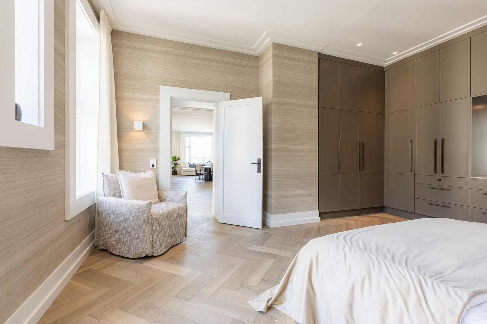 Her er det plass til en stor seng, nattbord og ekstra møbler, noe som gjør
dette rommet til et perfekt sted for ro og hvile. Galleribilde