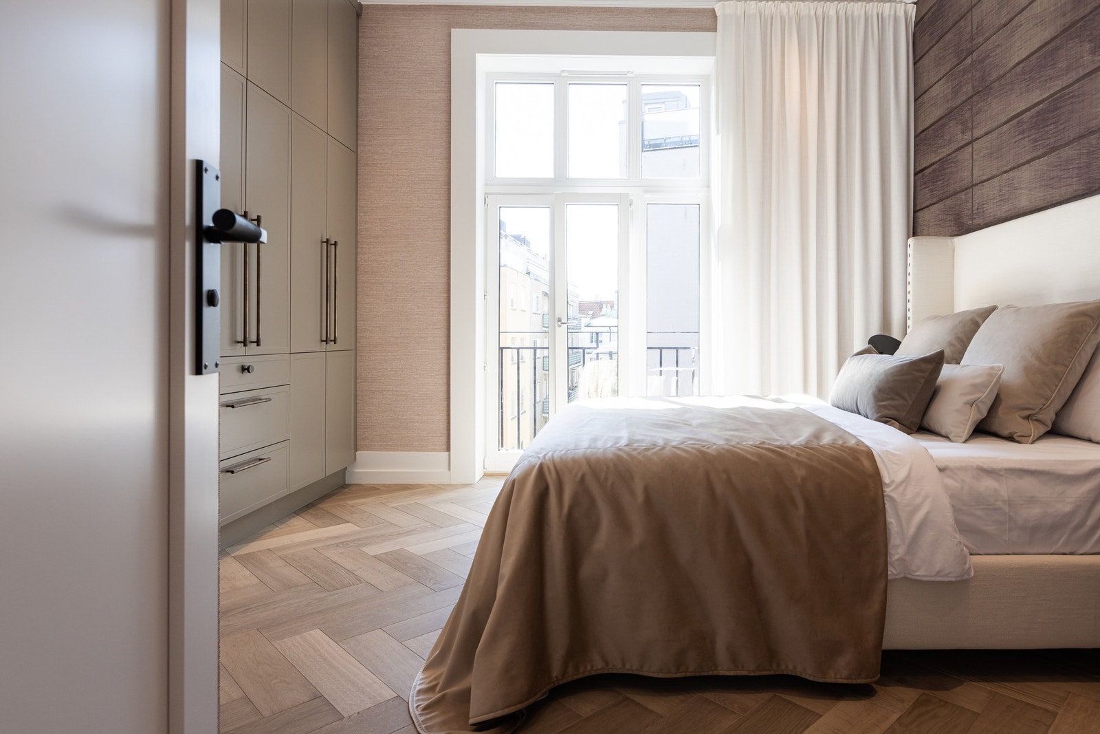 Soverommene er pent dekorert med vakker tapet fra Elitis France, som gir
et sofistikert og moderne uttrykk, og har rikelig med plass for dobbeltseng og nattbord. Galleribilde