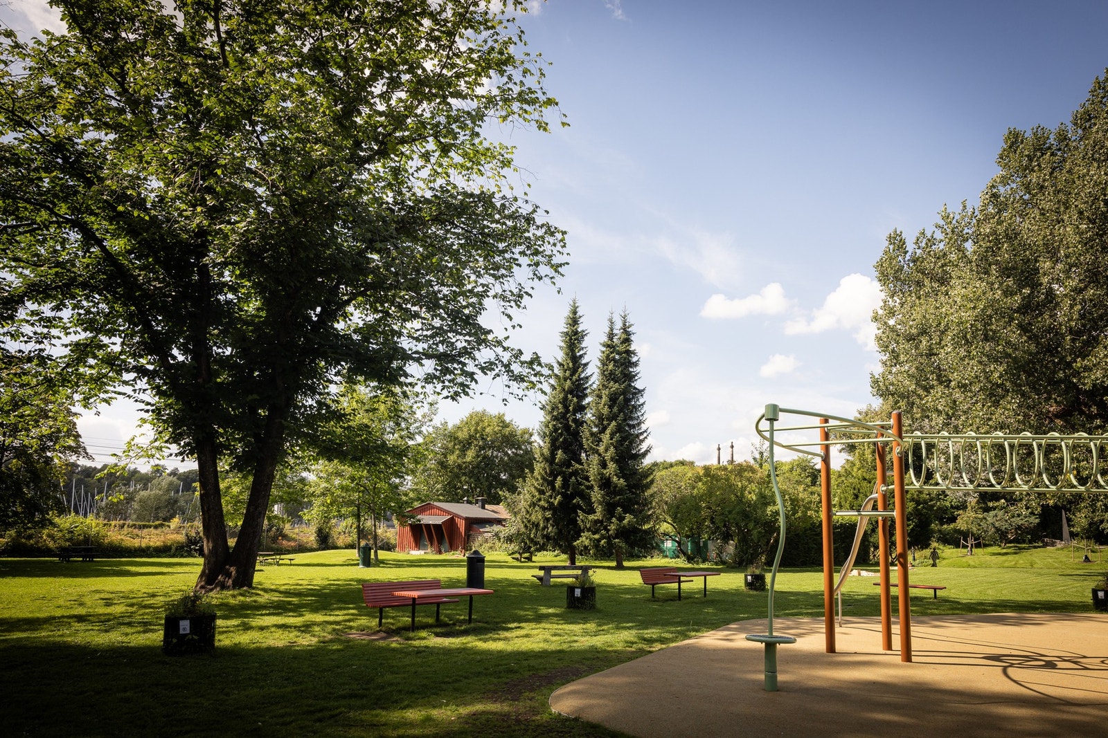 Her vil du bo i historiske og bevaringsverdige omgivelser, preget av
ulike arkitektoniske stilretninger fra de siste to hundre år, vakre fasader, flotte gateløp og velstelte
hager. Galleribilde