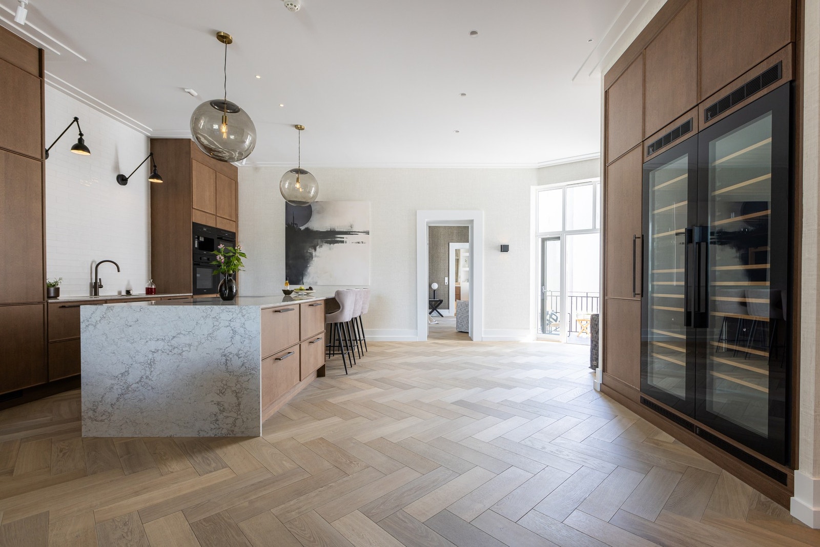 Leiligheten er gjennomgående malt med lyse fargetoner som skaper en lun og elegant atmosfære i alle rom. Dette er kombinert med hellimt fiskebeinsparkett levert av FlotteGulv AS, som gir en følelse av kvalitet og komfort under føttene. Galleribilde