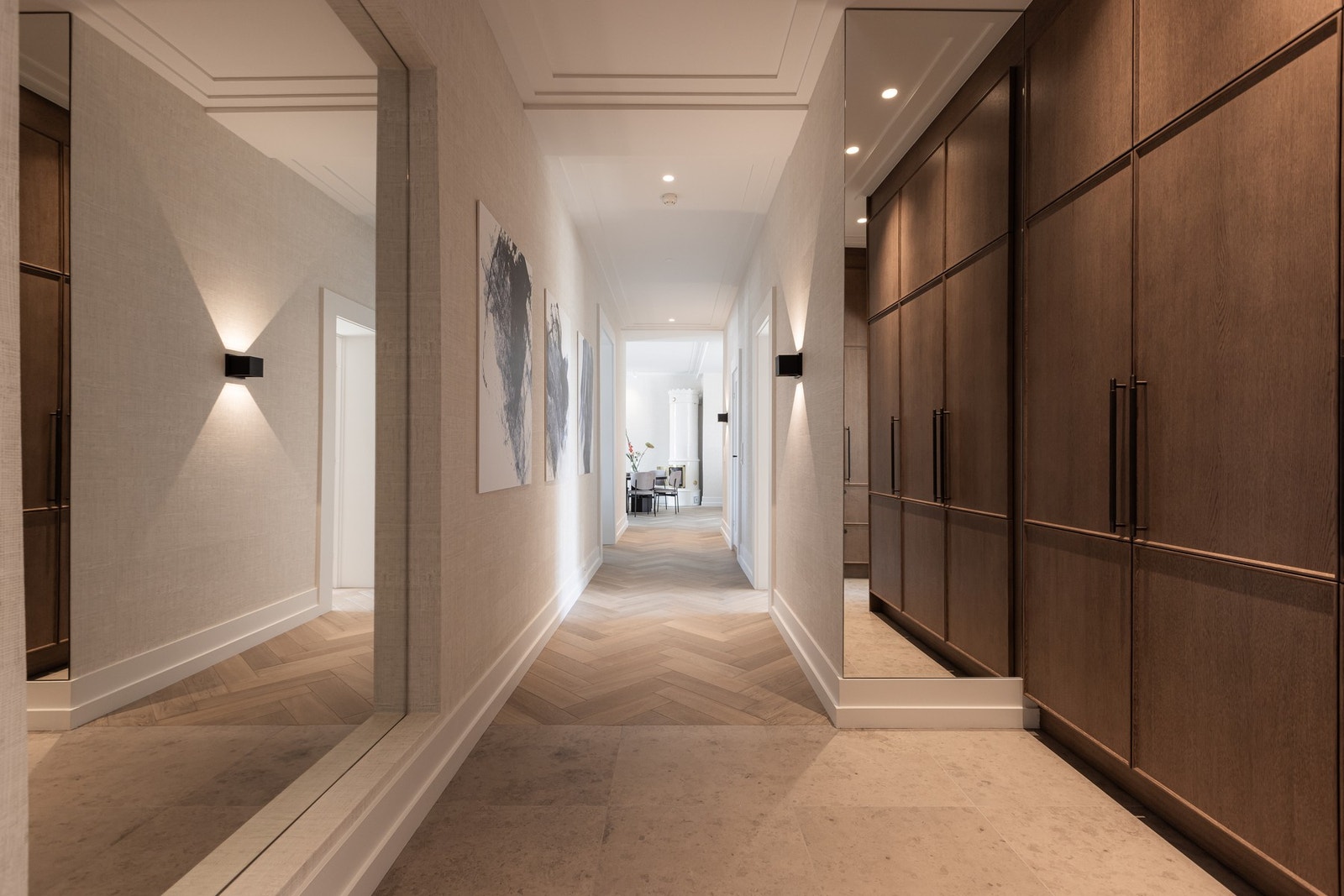 Den harmoniske kombinasjonen av lyse farger, moderne belysning og eksklusive materialer gir leiligheten et sofistikert uttrykk som er både innbydende og praktisk. Galleribilde