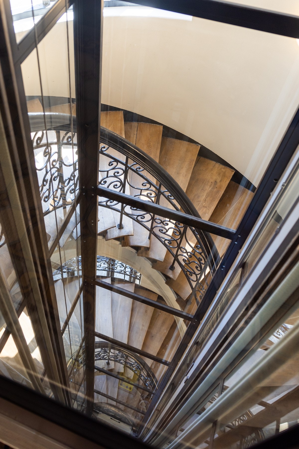 Bygårdens felles inngangsparti er godt vedlikeholdt og lyst, og byr på originale detaljer og et vakkert trappeløp med smijernsgelender, som bidrar til en varm velkomst allerede før du setter nøkkelen i
døren til ditt eget hjem. I disse dager monteres det Galleribilde