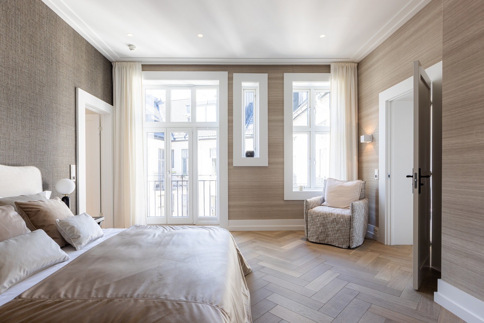 Hovedsoverommet utmerker seg med sin romslighet og er utstyrt med en nydelig fransk balkong som slipper inn ekstra lys. Galleribilde