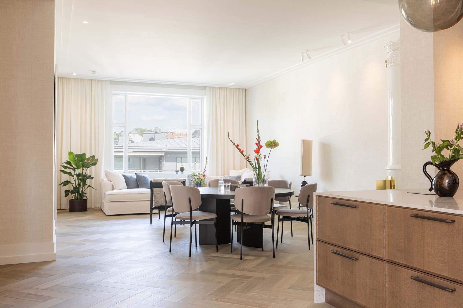 Denne unike leiligheten ligger i en klassisk bygård og kombinerer moderne
komfort med eksklusiv innredning. I tidsrommet 2023-2024 ble leiligheten gjennomgående pusset opp,
hvor du her kan flytte rett inn i et helt nytt og moderne hjem. Galleribilde