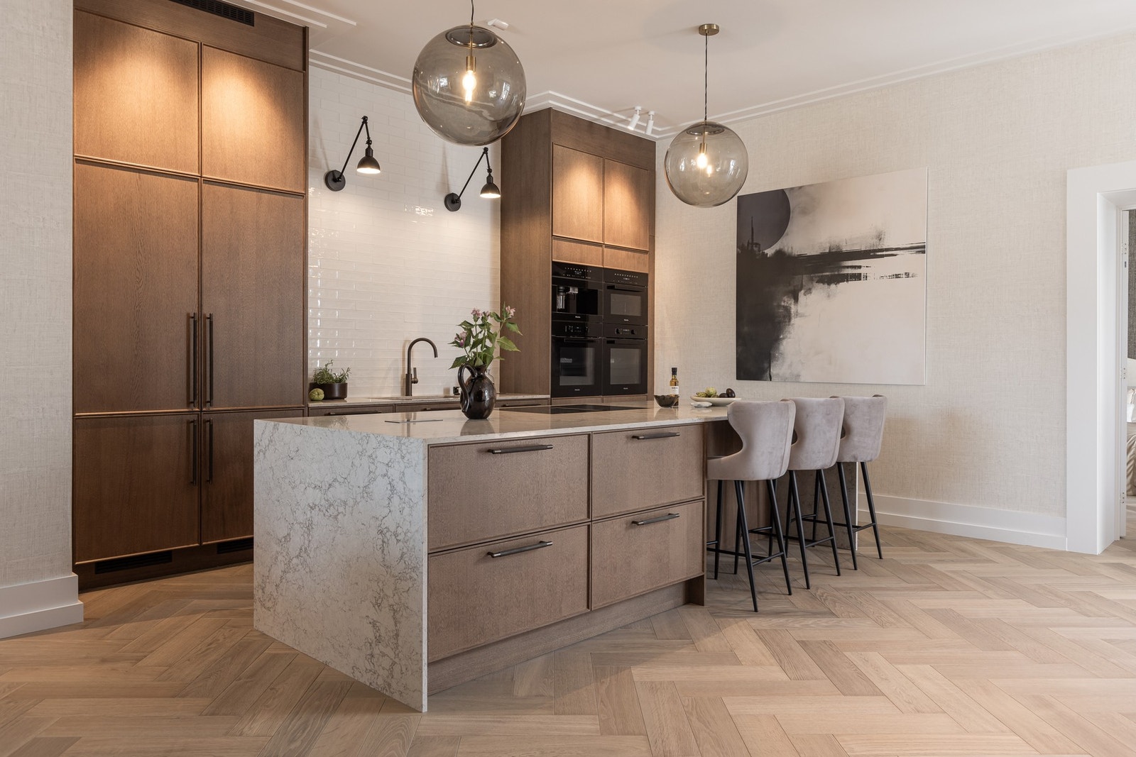 Dette fantastiske stue/kjøkken-området oppleves som hjertet av leiligheten, og er designet med en moderne åpen planløsning som kombinerer funksjonalitet og stil. Galleribilde