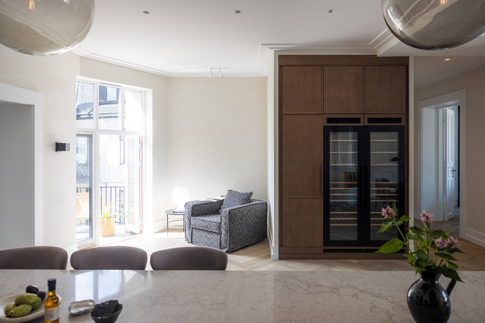 Fra kjøkkenet er det utgang til leilighetens balkong som er vendt mot bakgården. Galleribilde